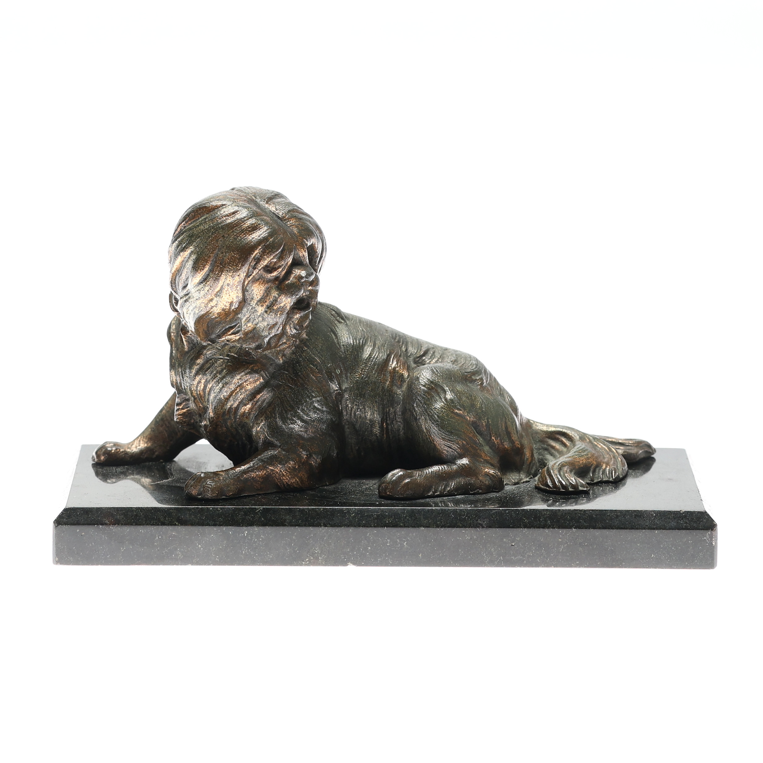 SKULPTUR/BREVPRESS, Liggande hund, patinerad vitmetall på marmorsockel, tidig 1900-tal.