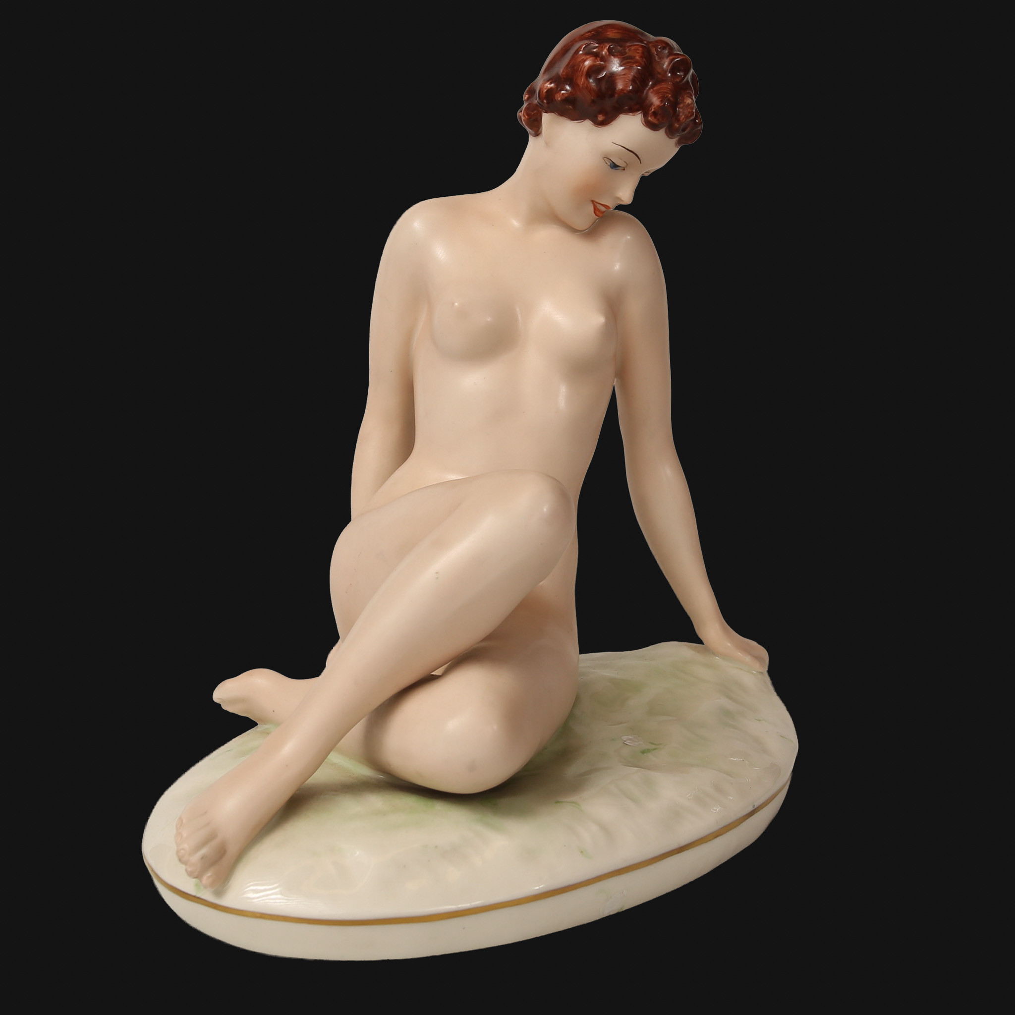 ROYAL DUX, ELLY STROBACH., figurin, porslin med emaljlmåleri, poserande kvinna. Omkring 1950.