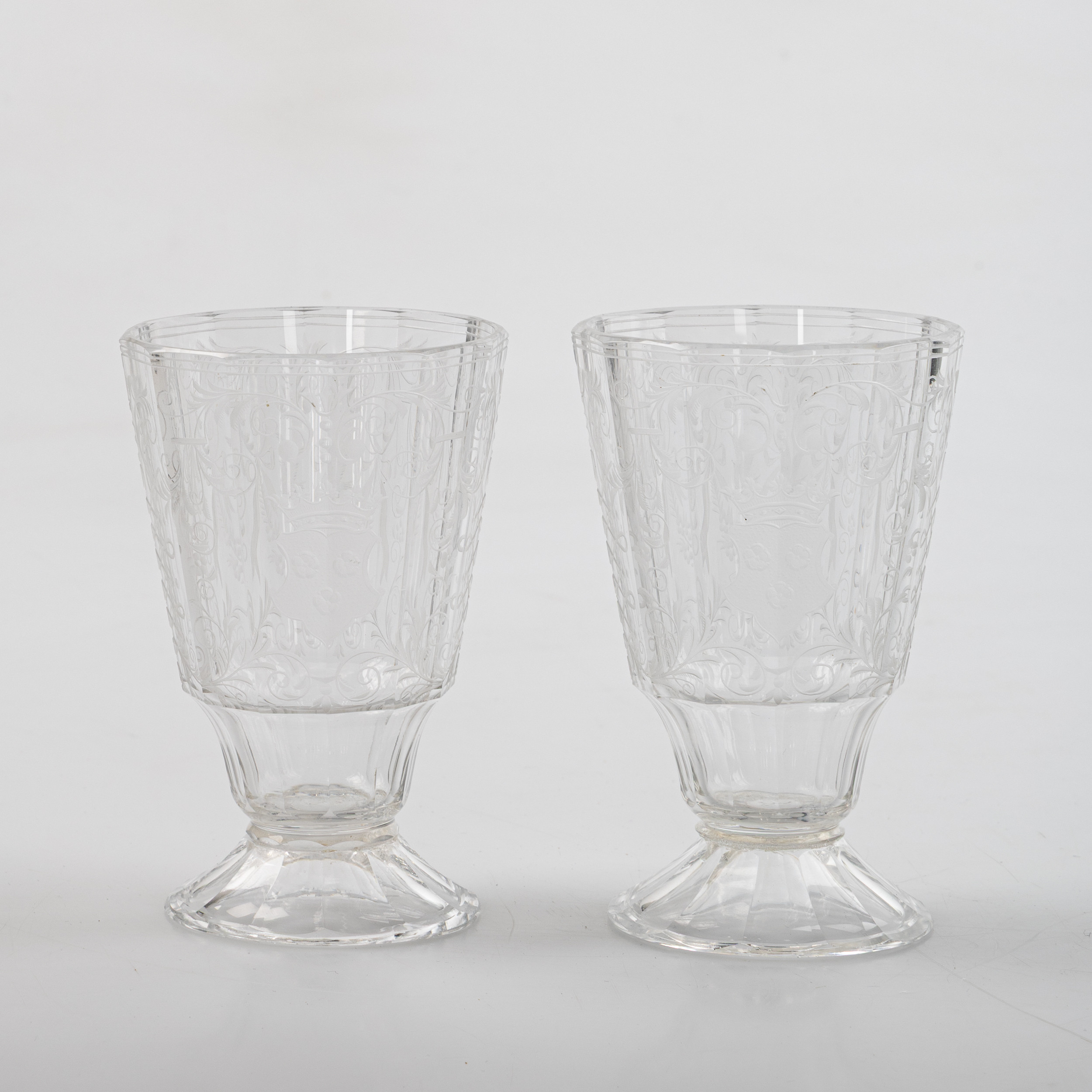 GLAS, ett par, Böhmen, 1800-tal, slipad dekor med krönt vapensköld.