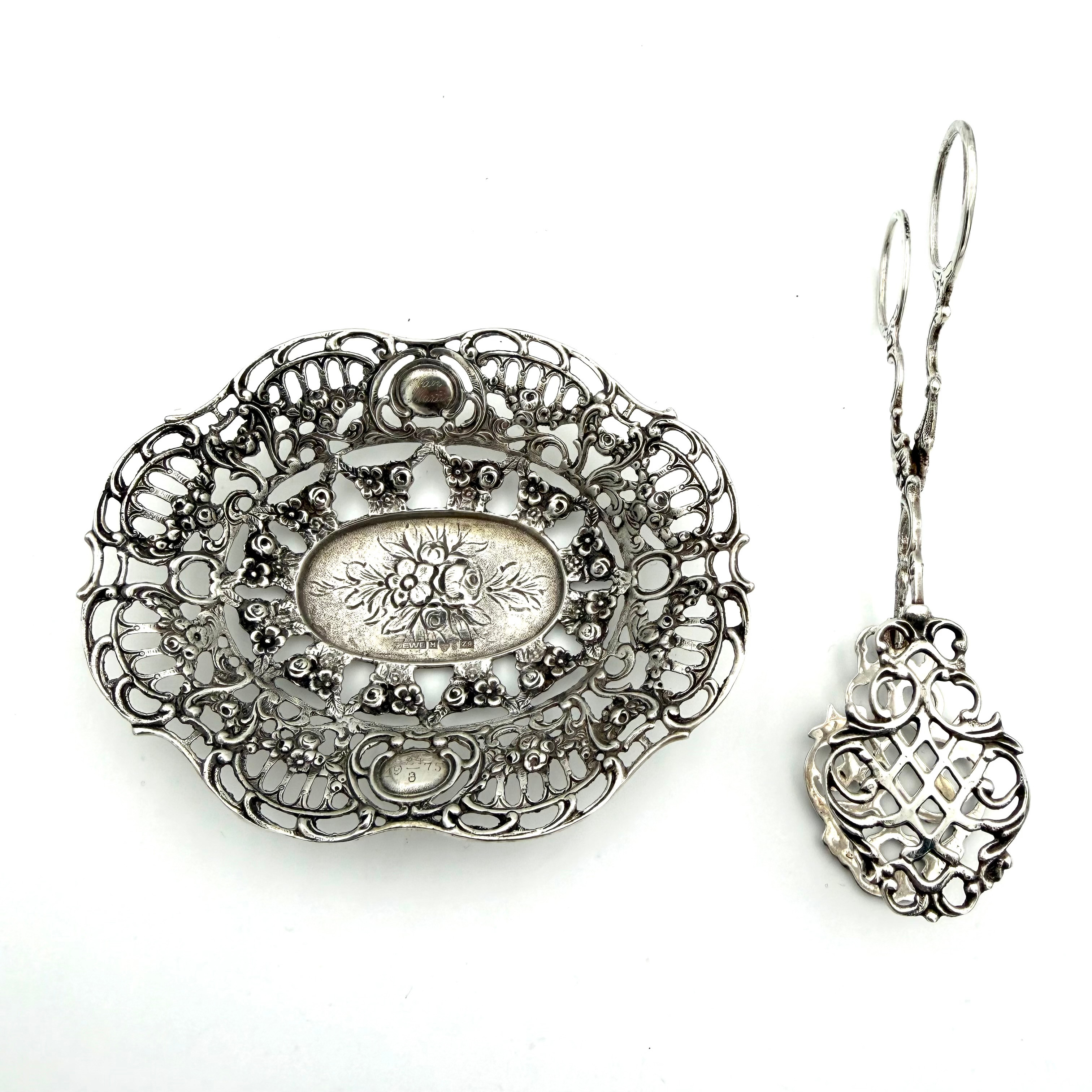 SKÅLFAT, SOCKERTÅNG, silver, rokokostil, genombruten dekor, stämplade för GEWE Silvervarufabriken Ab, Malmö, 1974 respektive 1965.