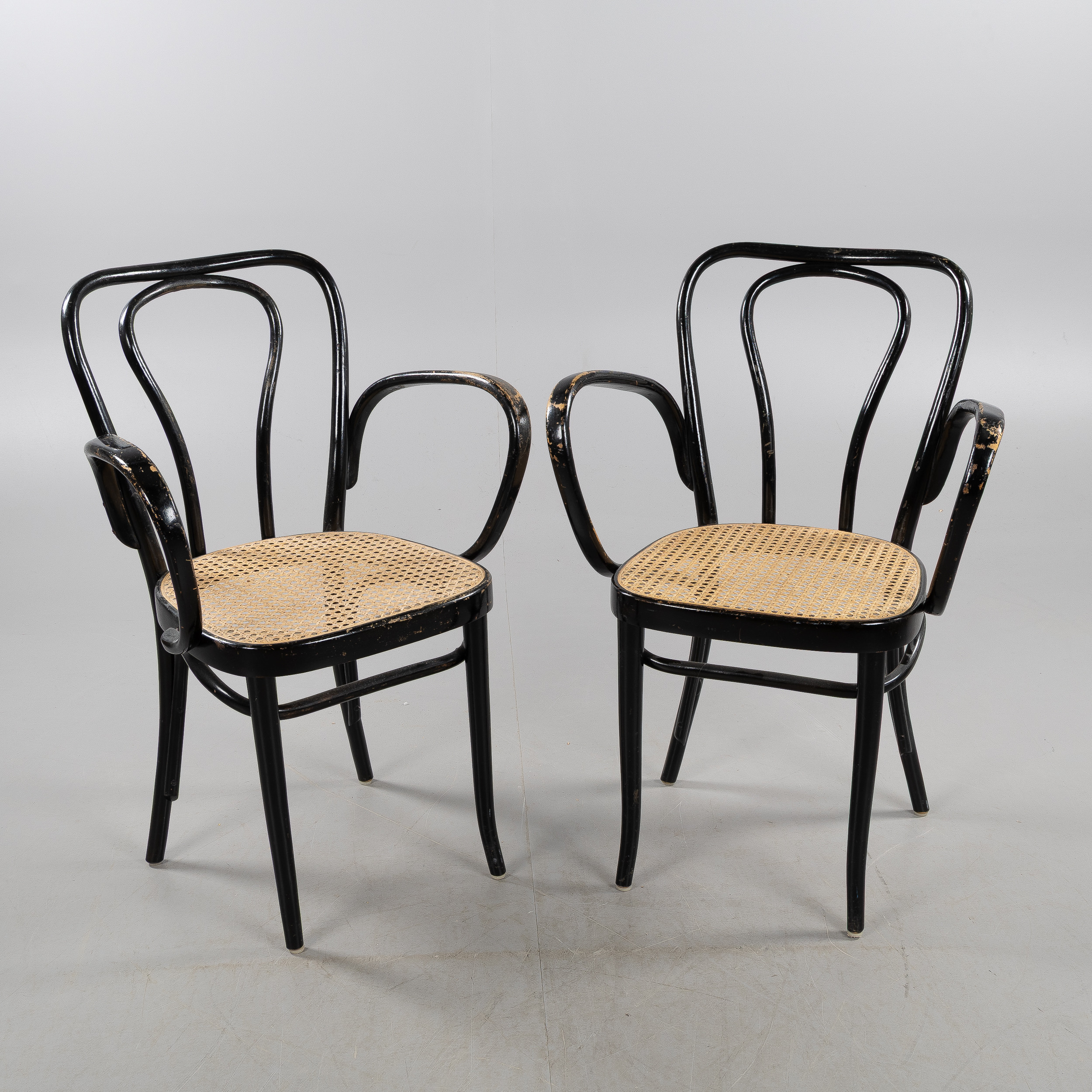 KARMSTOLAR, ett par, svärtat böjträ, 1940/50-tal.