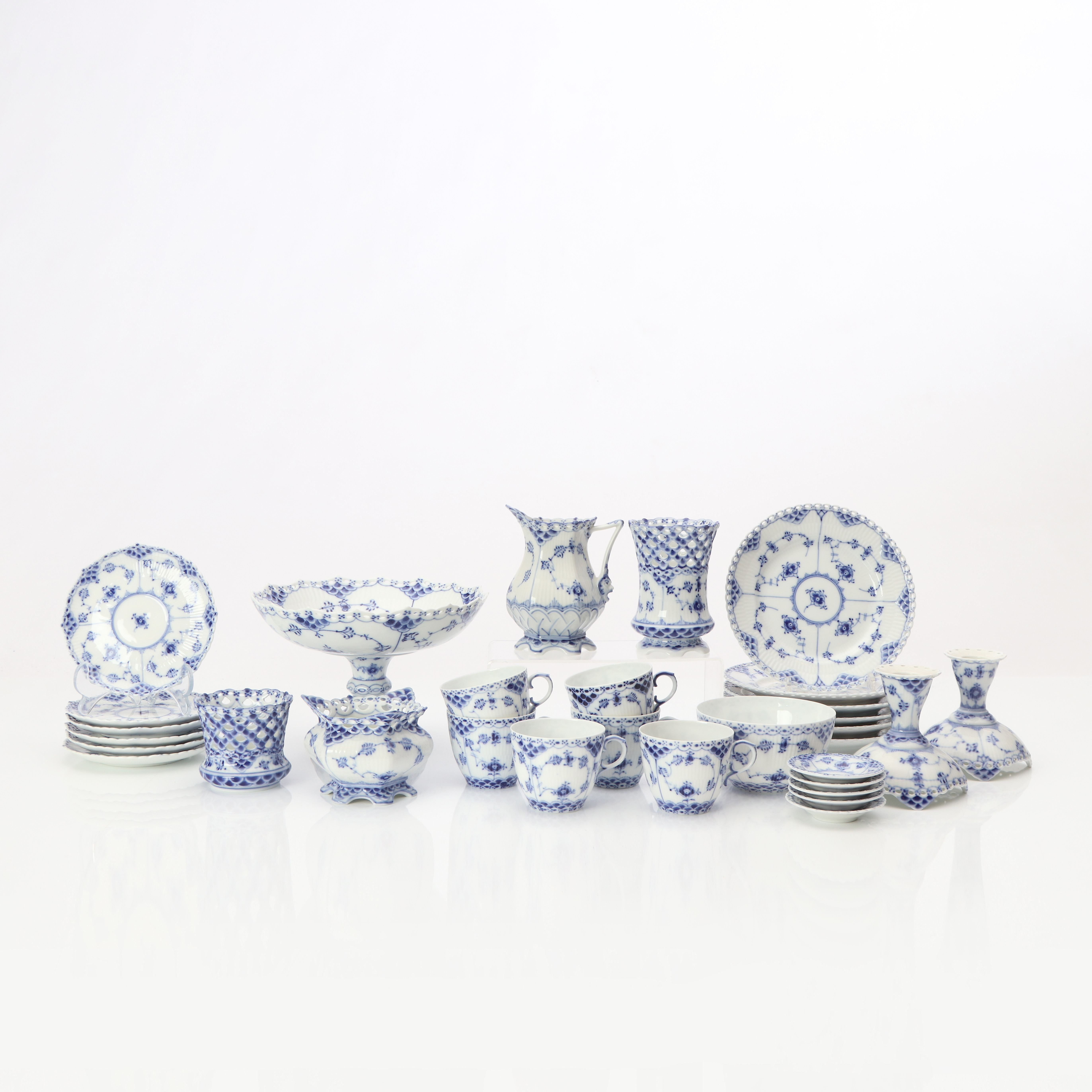 MUSSELMALET, SERVISDELAR, 25 ST. Porslin. Royal Copenhagen.