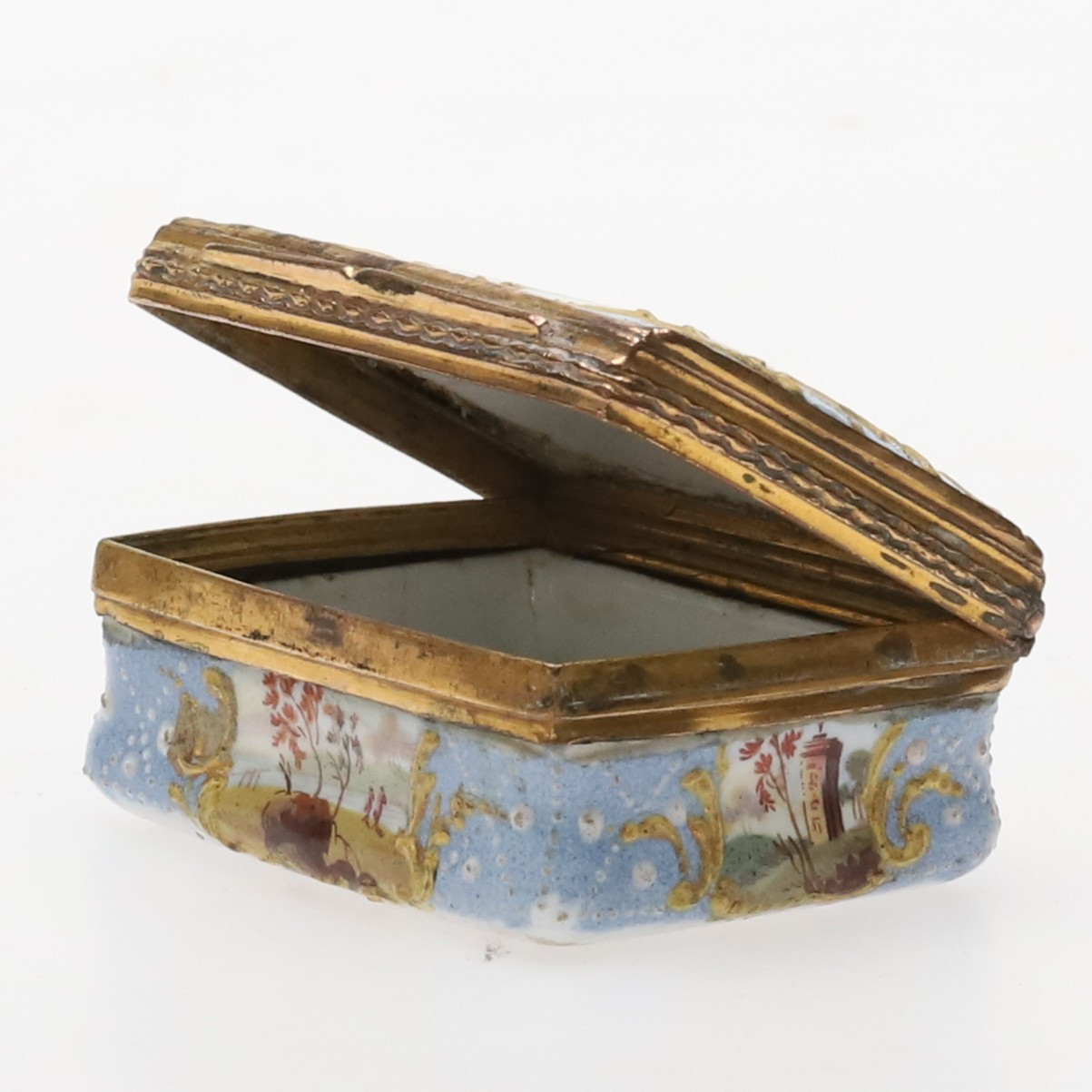 SNUSDOSA. Emalj, förgylld dekor på koppar, Rokoko, 1700-tal.