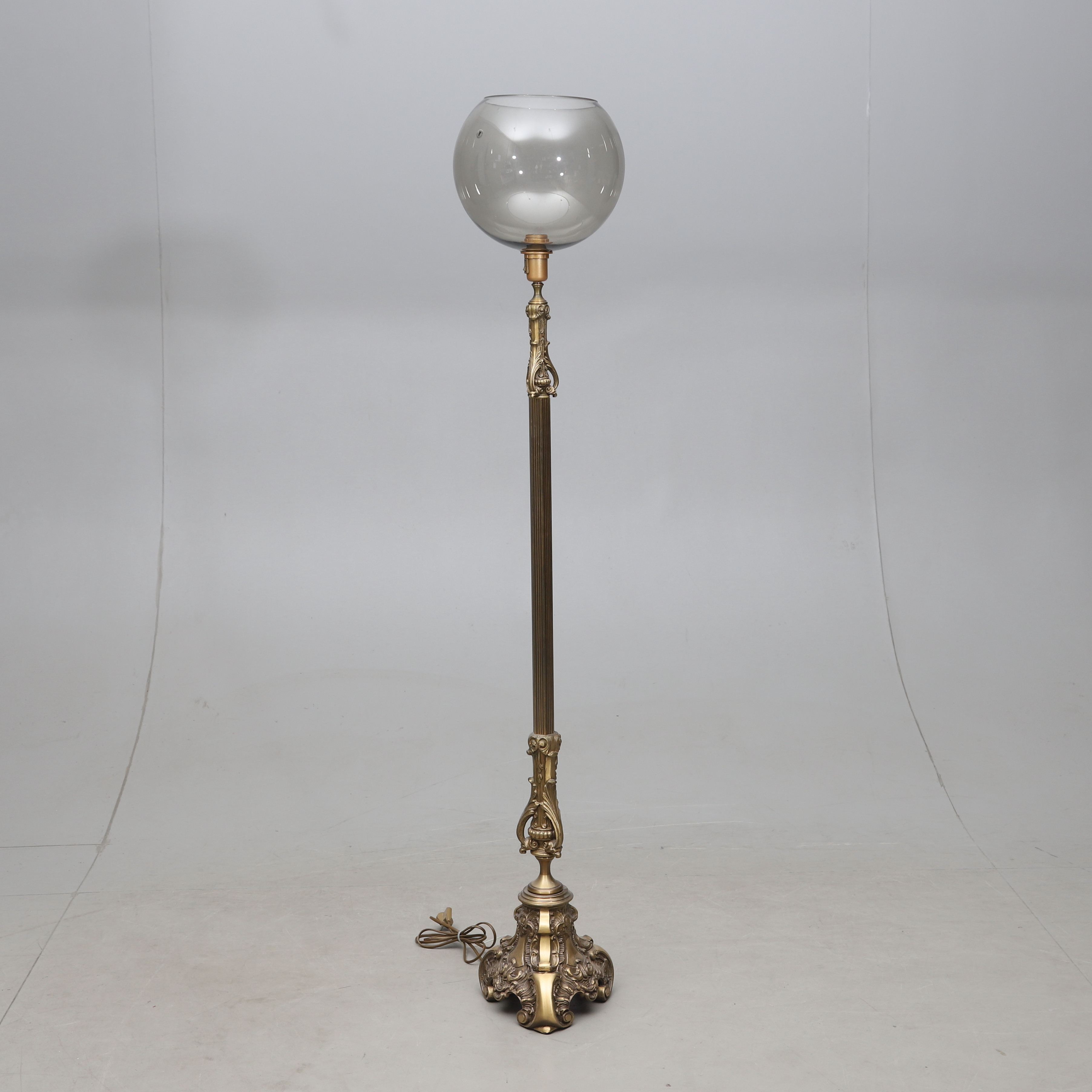 GOLVLAMPA, mässing, rokokostil, 1900-talets andra hälft.