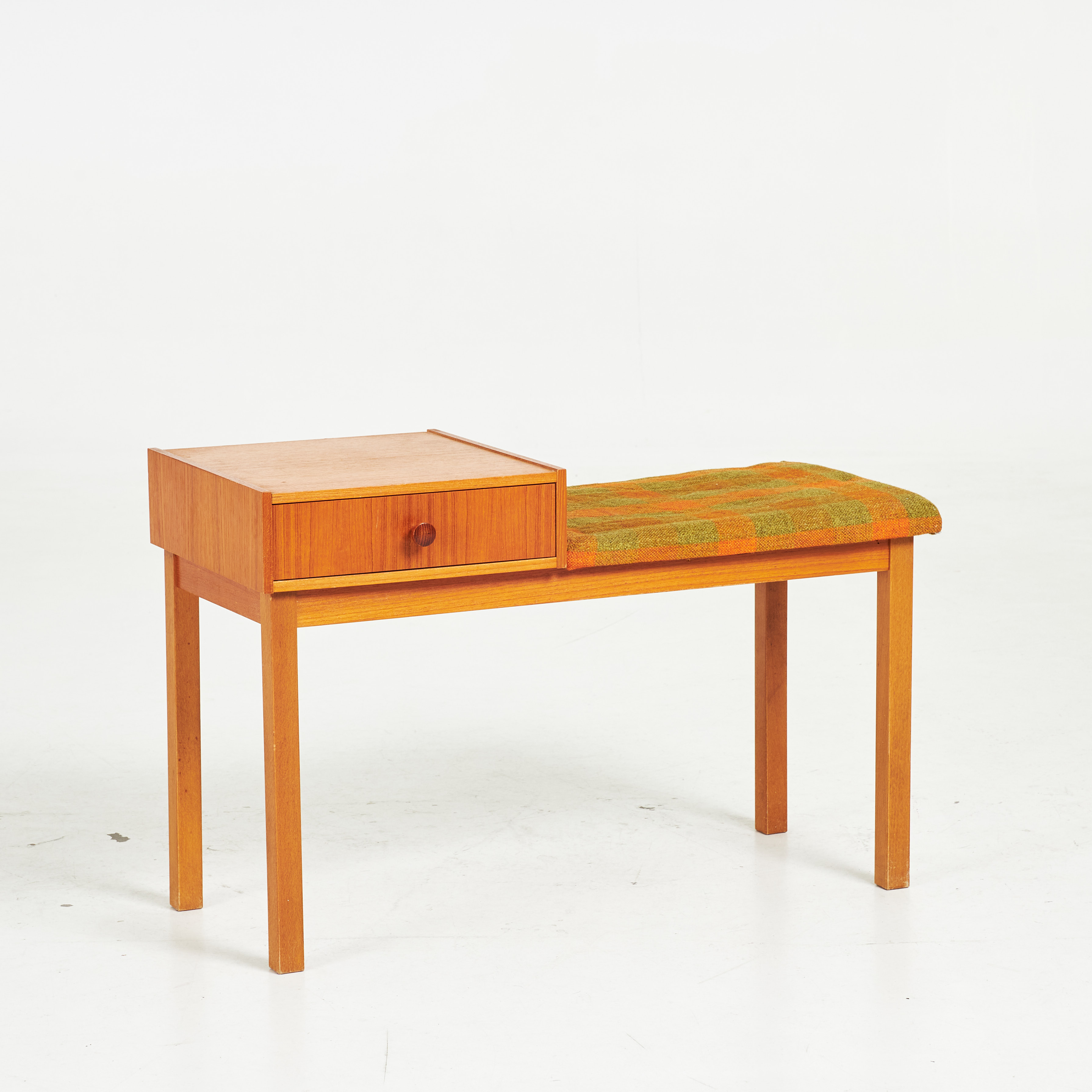 SIDOBORD/TELEFONBORD. 1900-talets mitt, teak, löstagbar sits och låda.