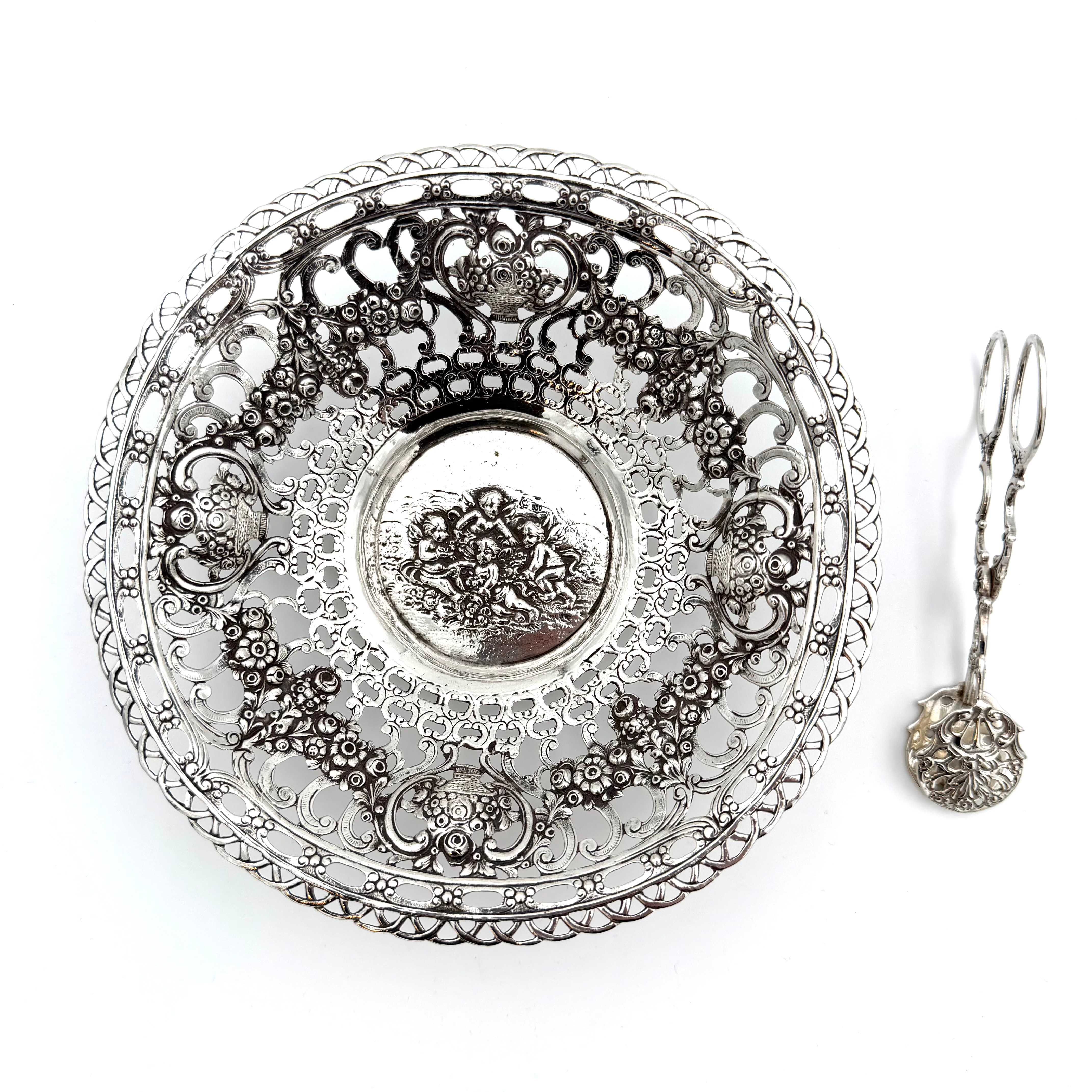 SKÅLFAT, SOCKERTÅNG, silver, rokokostil, genombruten dekor, varav skålfat med tyska stämplar silver/800 respektive stämplad för GEWE Silvervarufabriken Ab, Malmö, 1952.