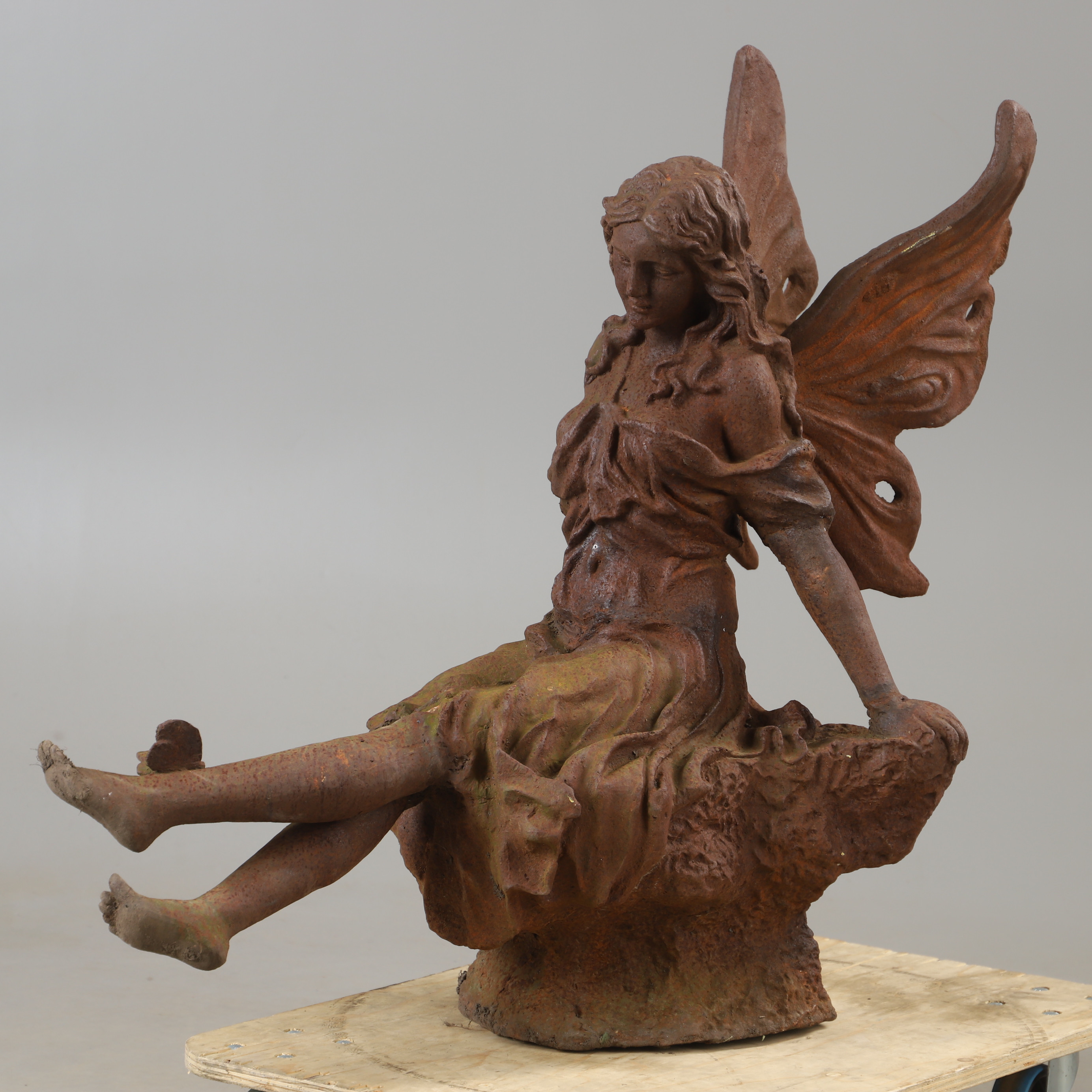 TRÄDGÅRDSSKULPTUR, älva med fjäril, gjutjärn.