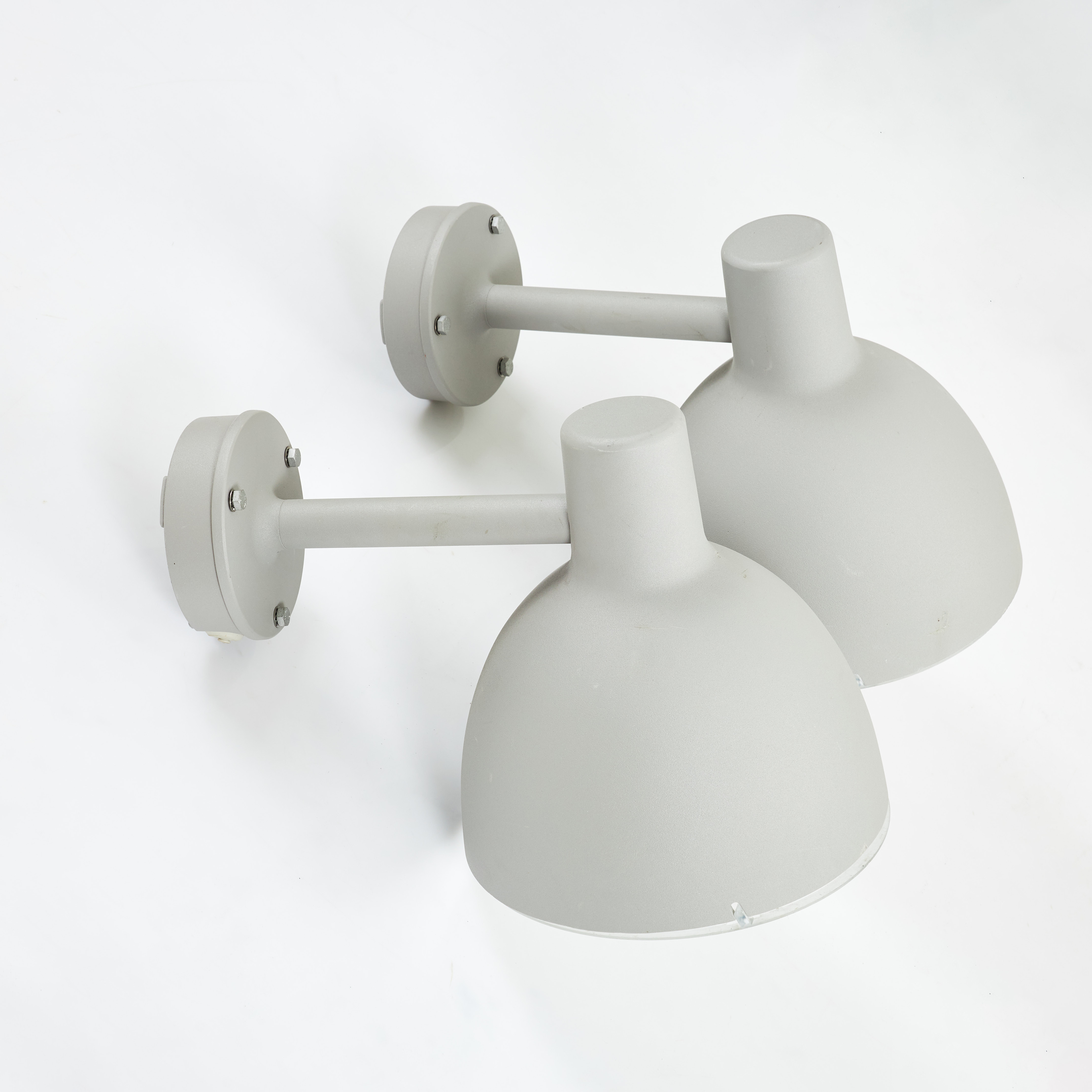 LOUIS POULSEN. Vägglampor, 1 par, "Toldbod 290", för utomhusbruk, lackerad aluminium, etikettmärkta.