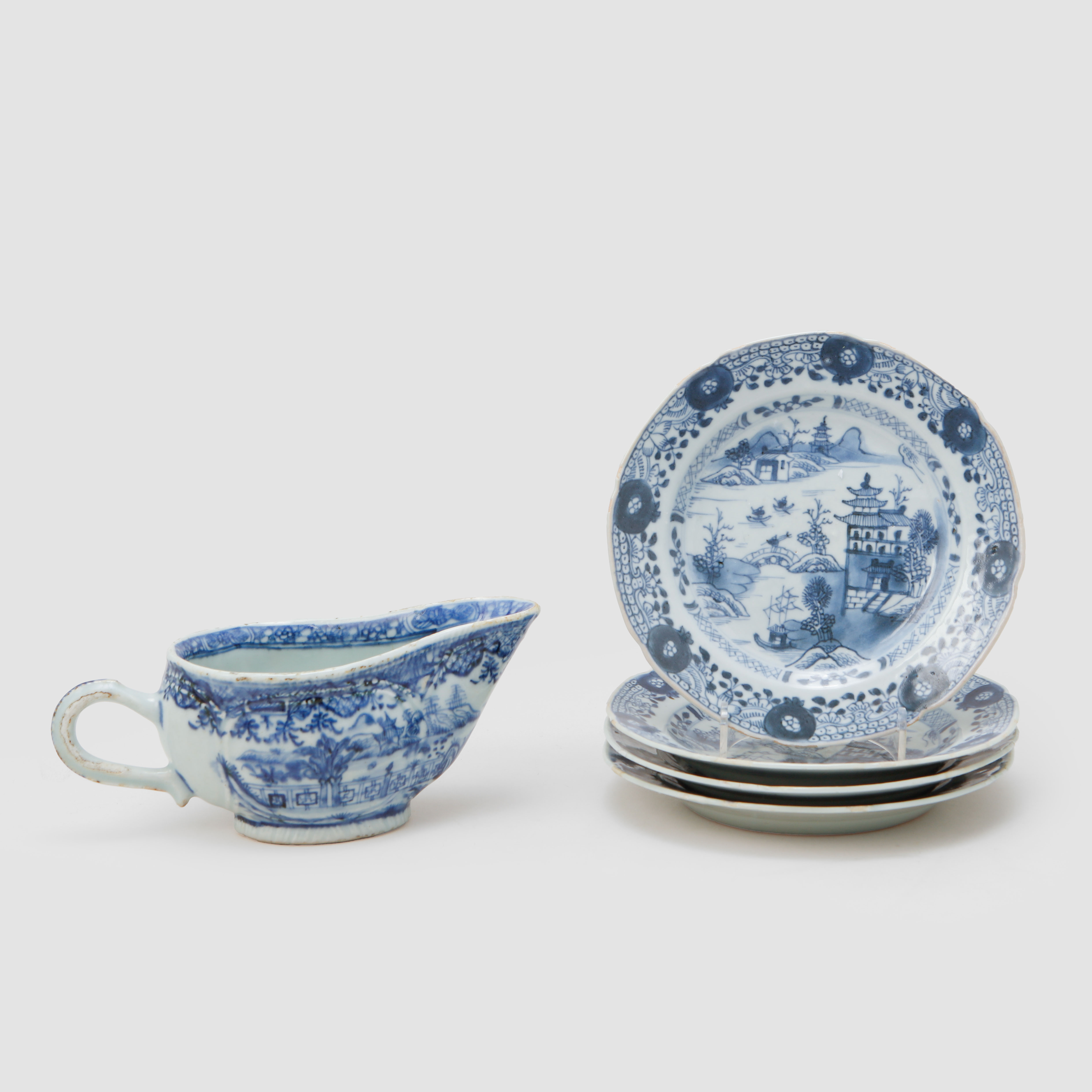 SÅSSNIPA och BÄRTALLRIKAR 4 st, porslin, Kina, 1700-tal.