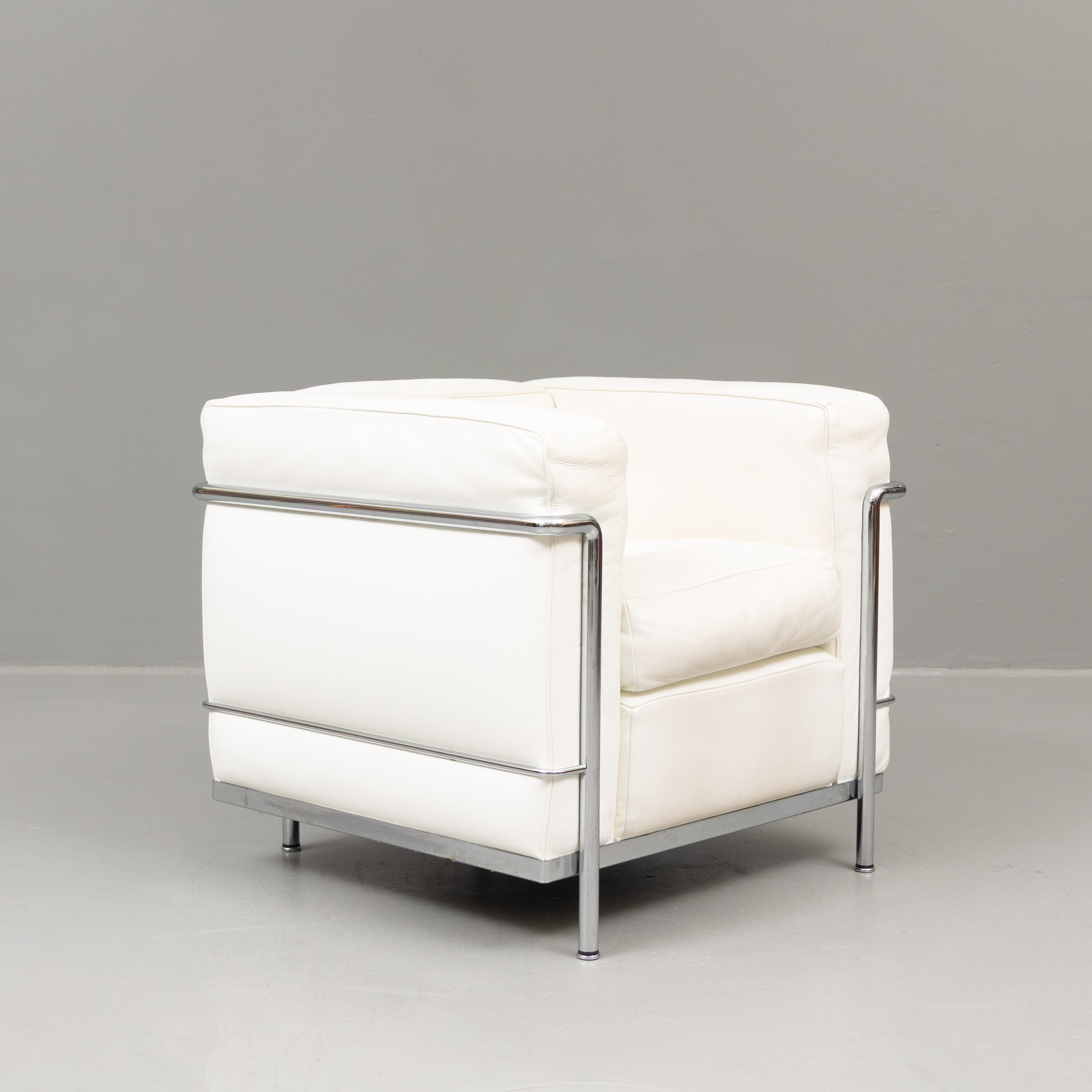 LE CORBUSIER, PIERRE JEANNERET, CHARLOTTE PERRIAND. Loungestol, modell ”LC 2" av Cassina, Italien. läder, krom. Formgiven 1928.