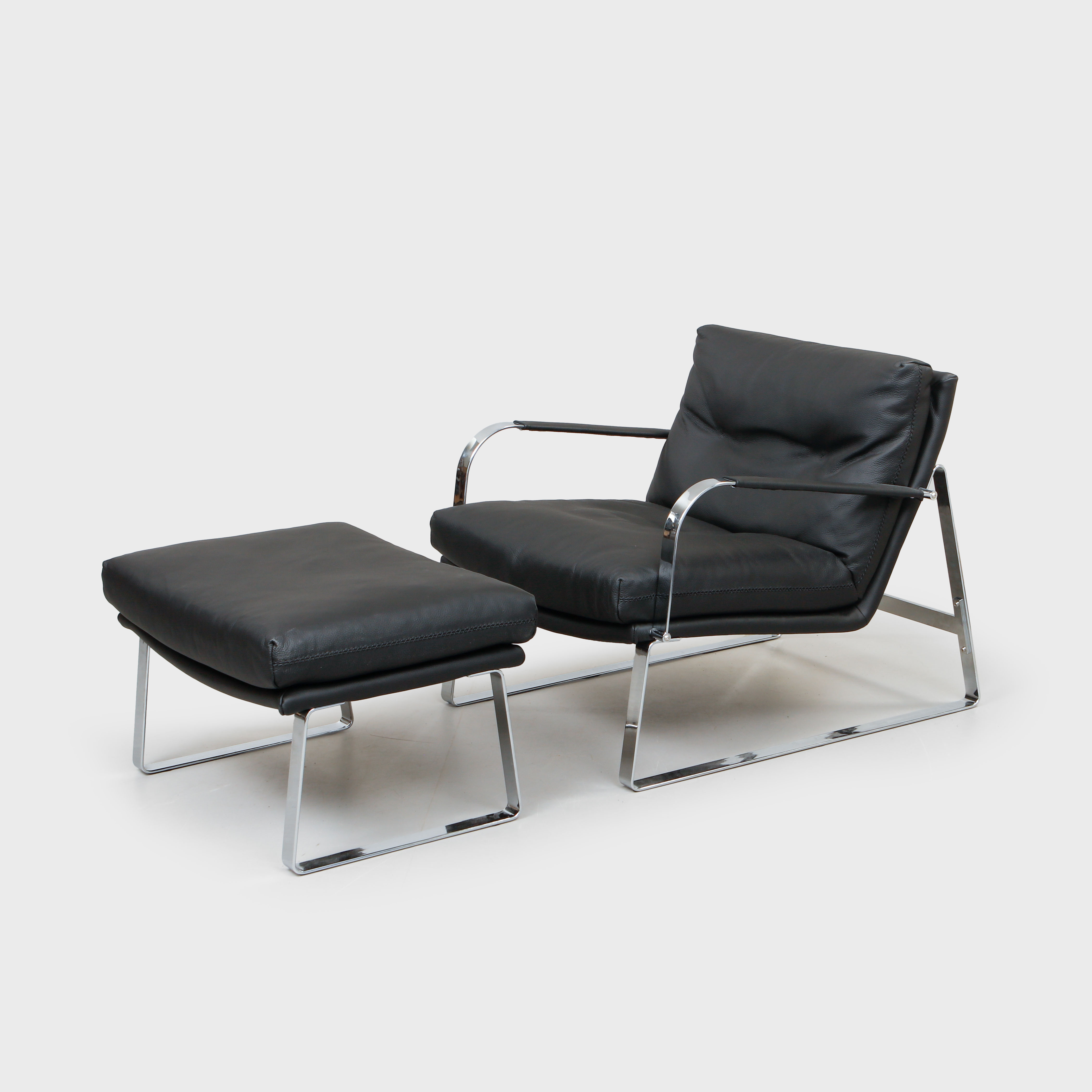 LENKA TEILMANN. Fåtölj med fotpall, "Shabby" Conform, samtida.