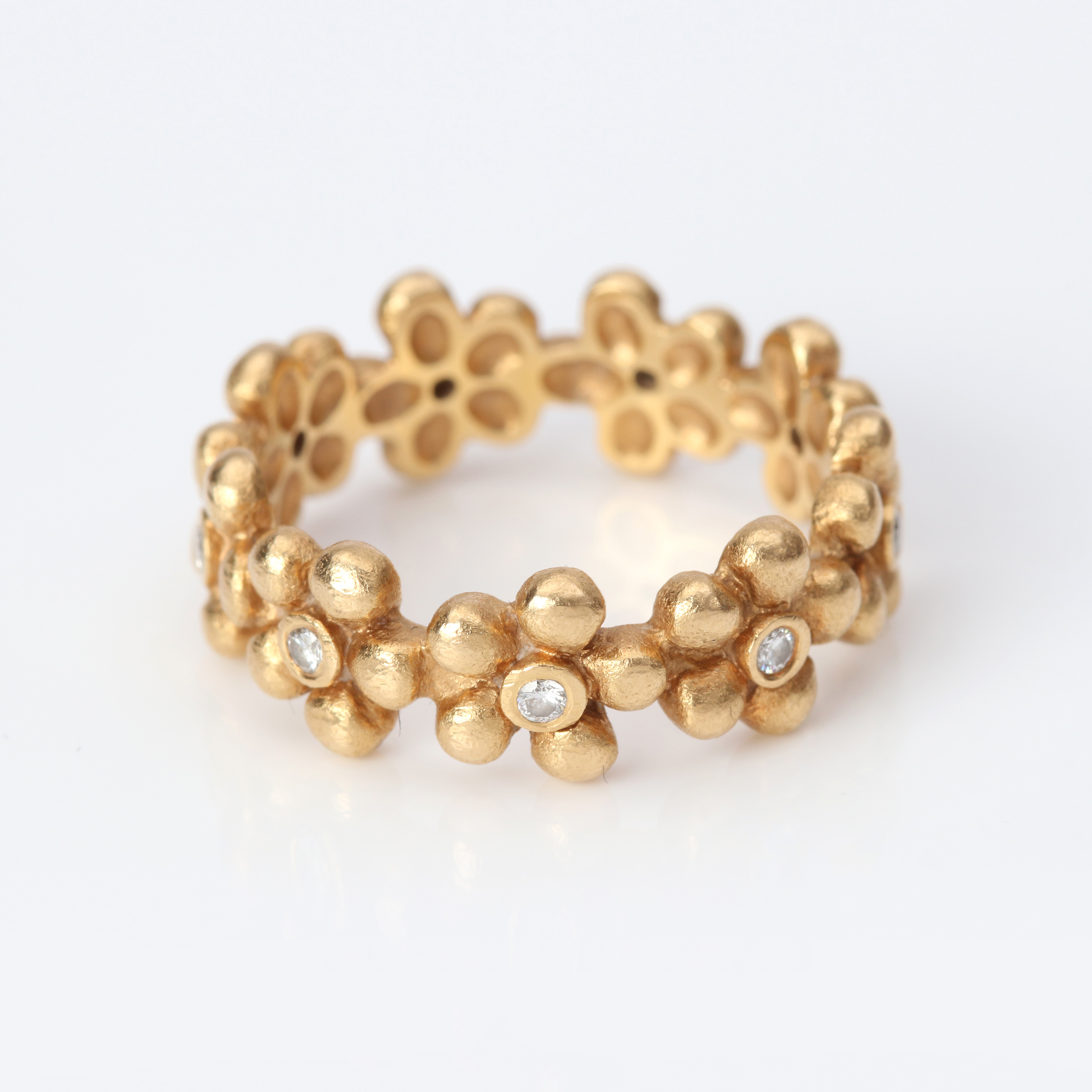 OLE LYNGGAARD, RING "HYLDEBLOMST". 18k guld med briljantslipade diamanter, totalvikt ca 6,2 gram.