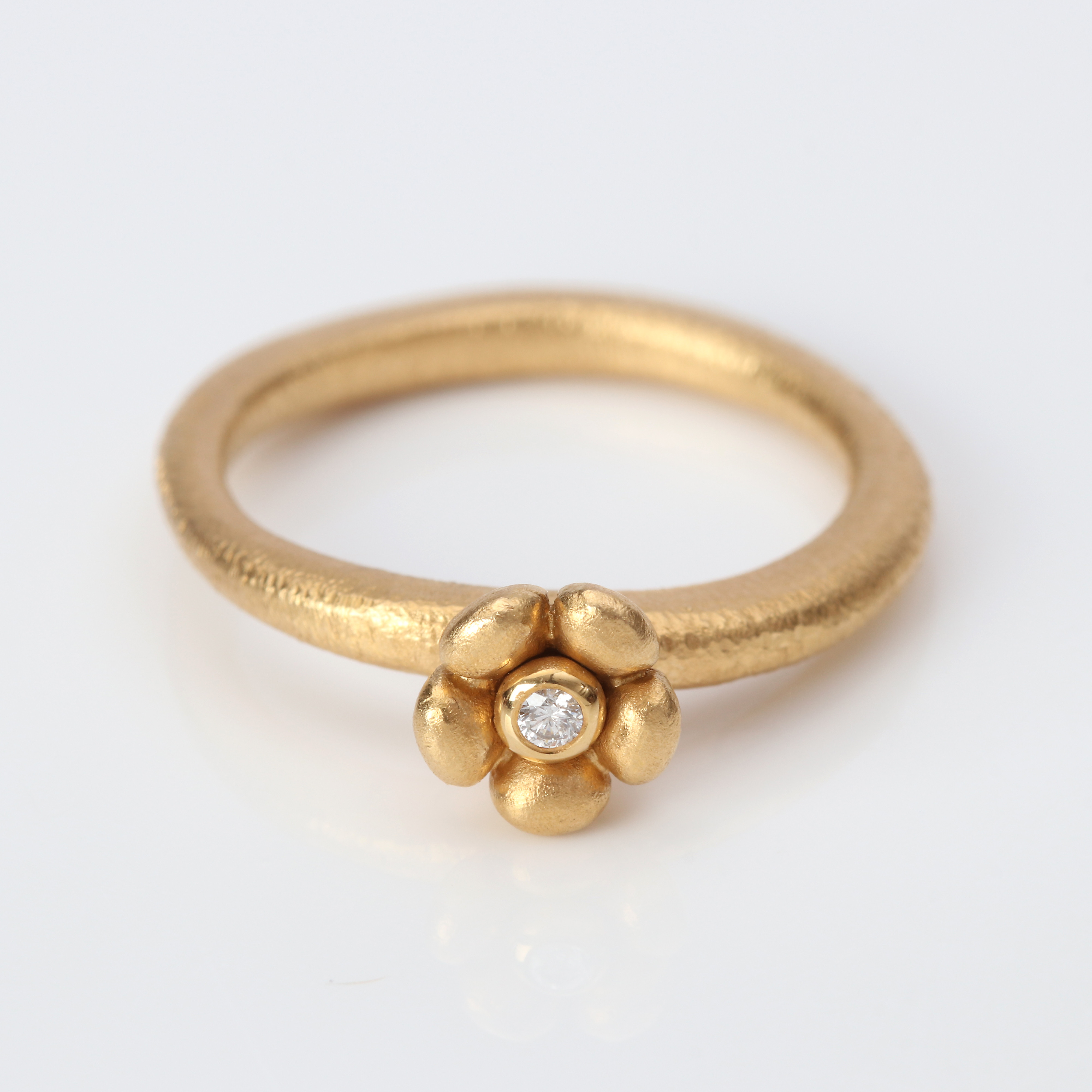 OLE LYNGGAARD, RING "LOVE". 18k guld med en briljantslipad diamant, design Charlotte Lynggaard, totalvikt ca 6,1 gram.