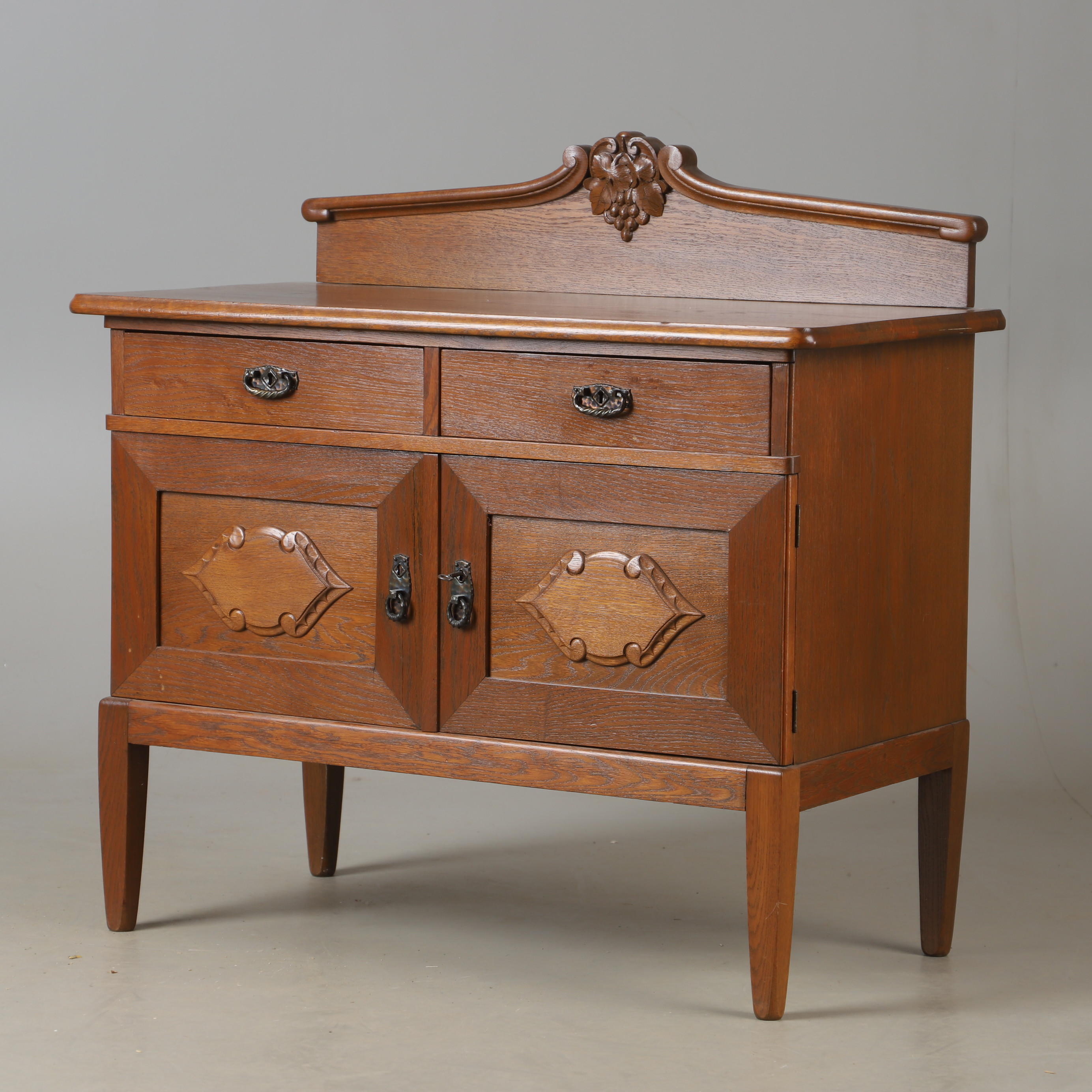 SERVERINGSSKÅP, ek, 1900-talets första hälft.