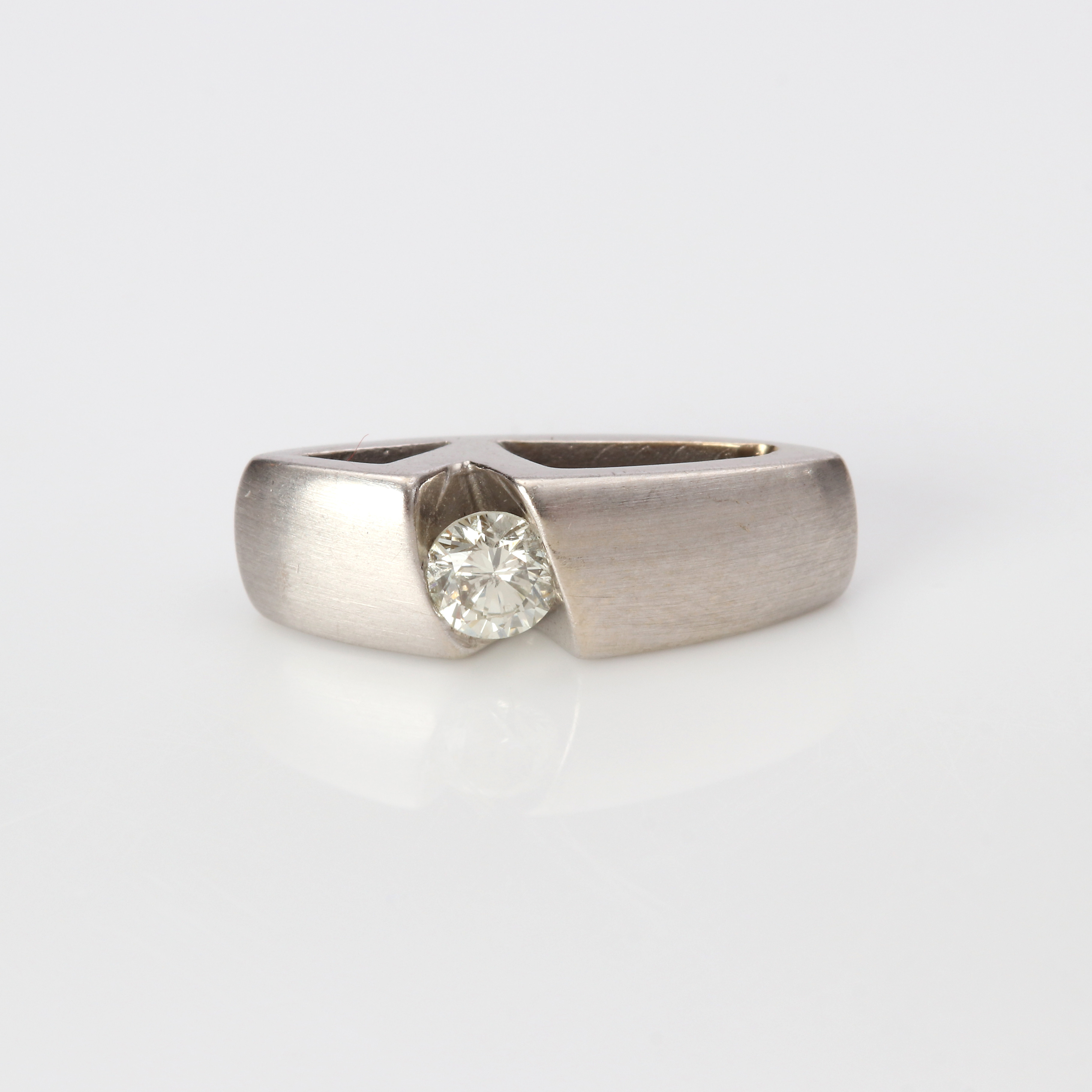 DIAMANTHÄNGE. 14k vitguld med en briljantslipad diamant ca 0,12 ct, totalvikt ca 1,7 gram.