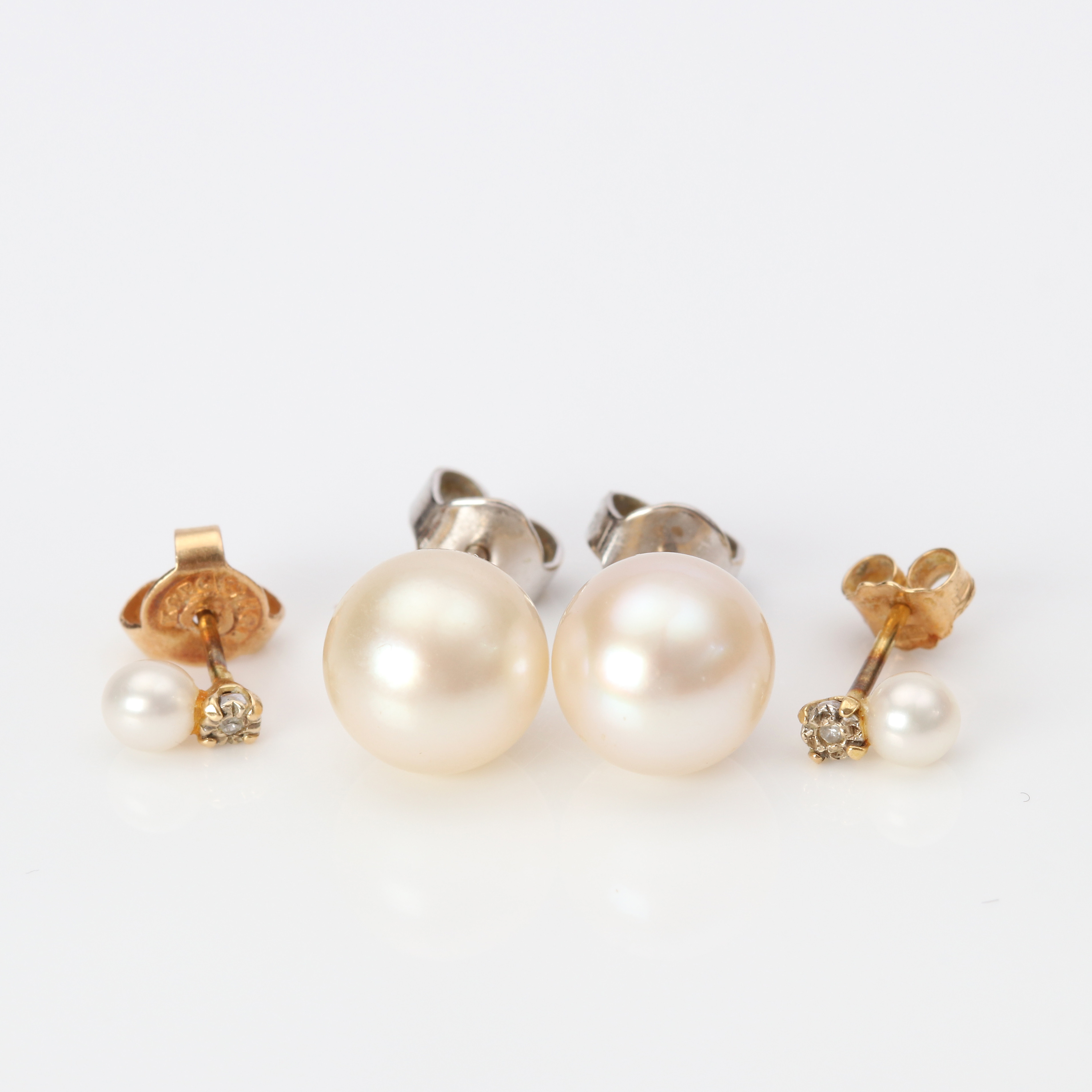 ÖRHÄNGEN, ETT PAR. 18k röd- och vitguld med odlade pärlor och små diamanter, totalvikt ca 3,4 gram.