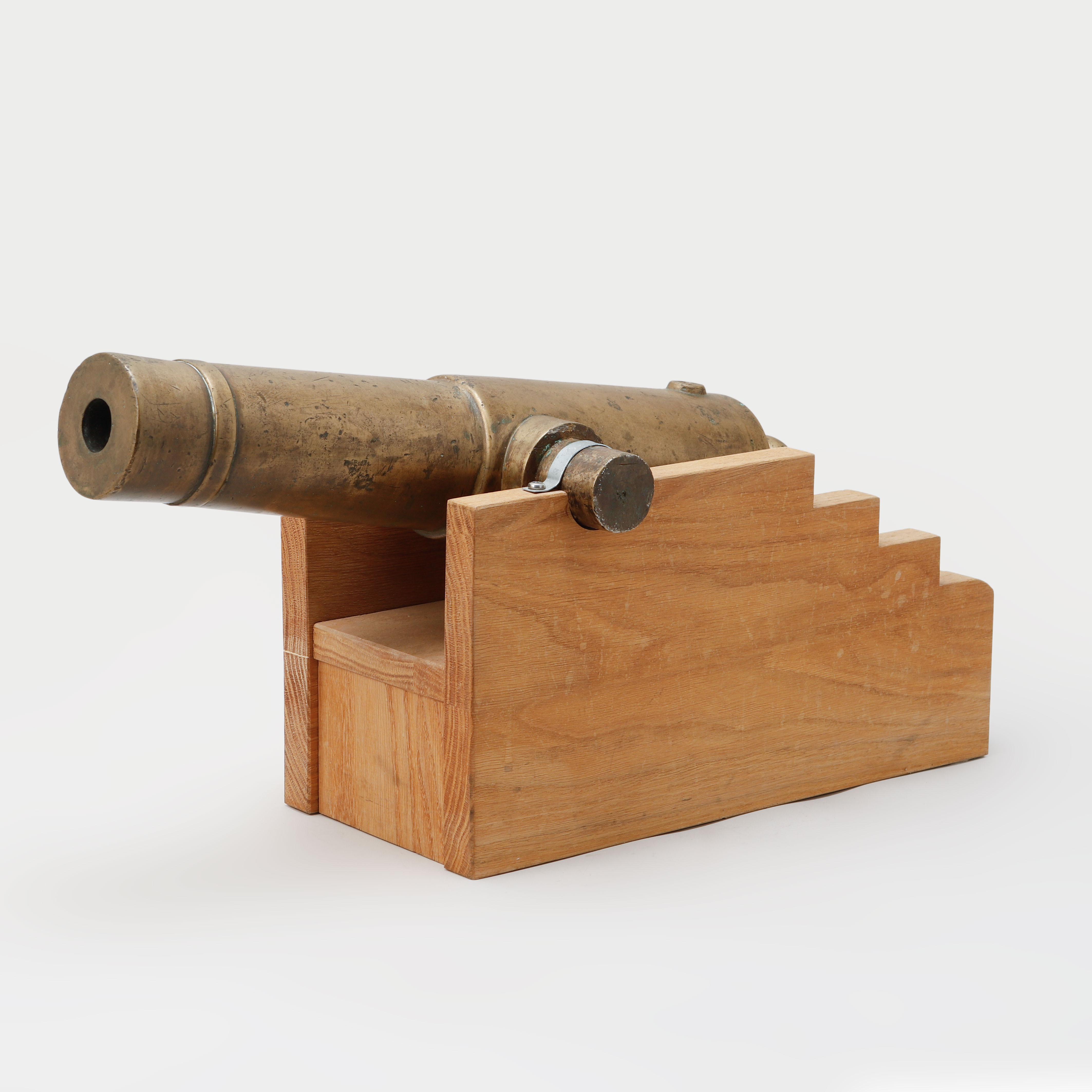 SALUTKANON, mässing monterad på trälavett.