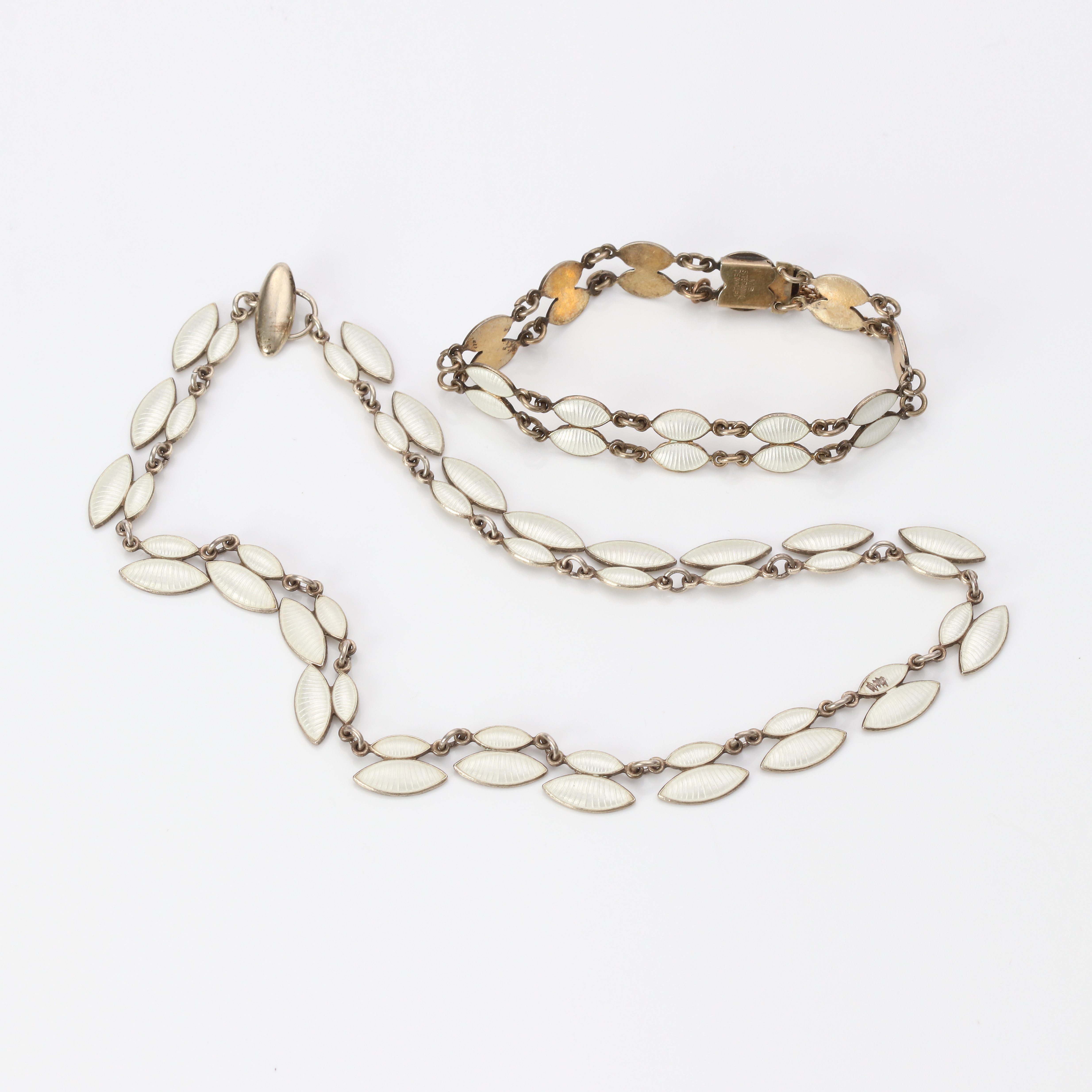 HALS- OCH ARMBAND. Sterlingsilver med vit emalj, stämplad VB Denmark.