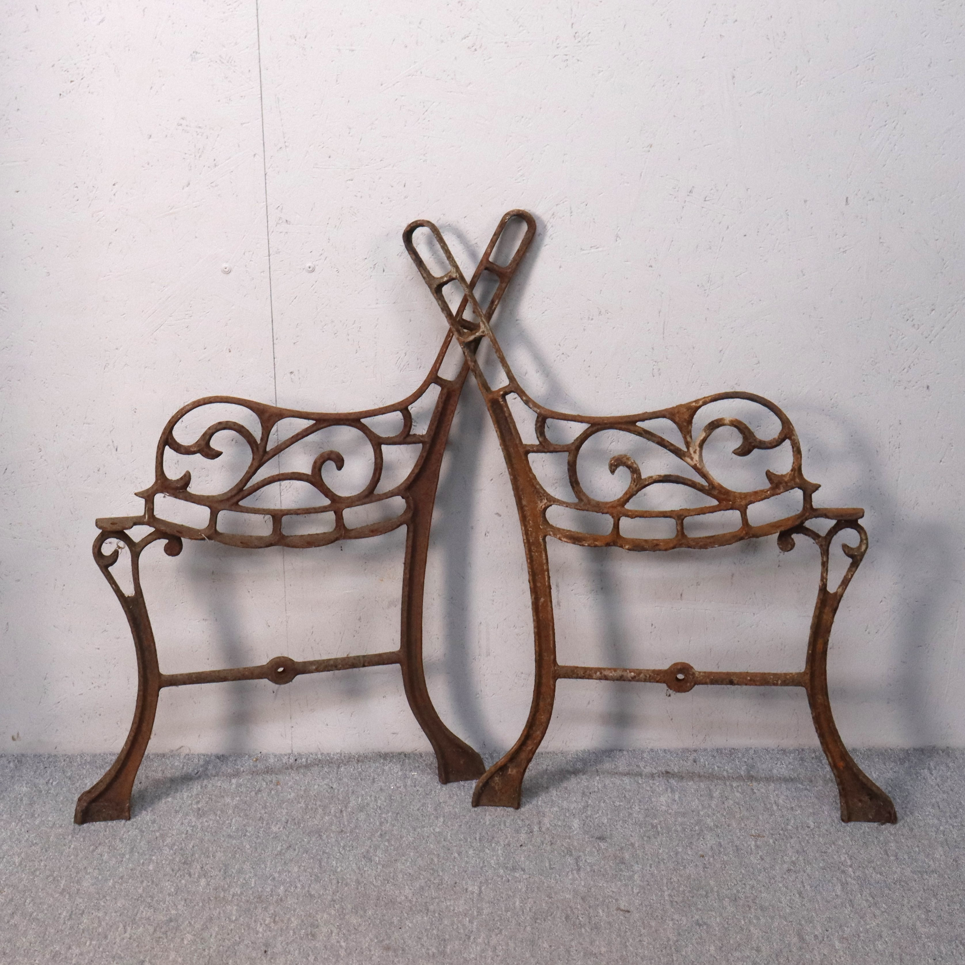 BÄNKGAVLAR, gjutjärn, 1900-talets första hälft, 1 par.