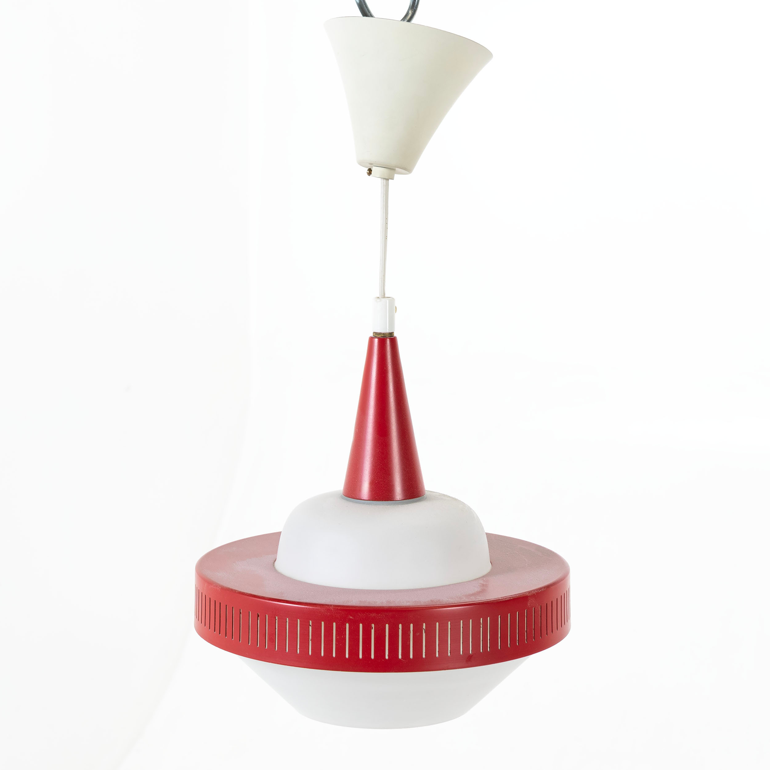 BENT KARLBY. Taklampa, rödlackerad metall, Lyfa, Danmark, 1900-talets andra hälft.