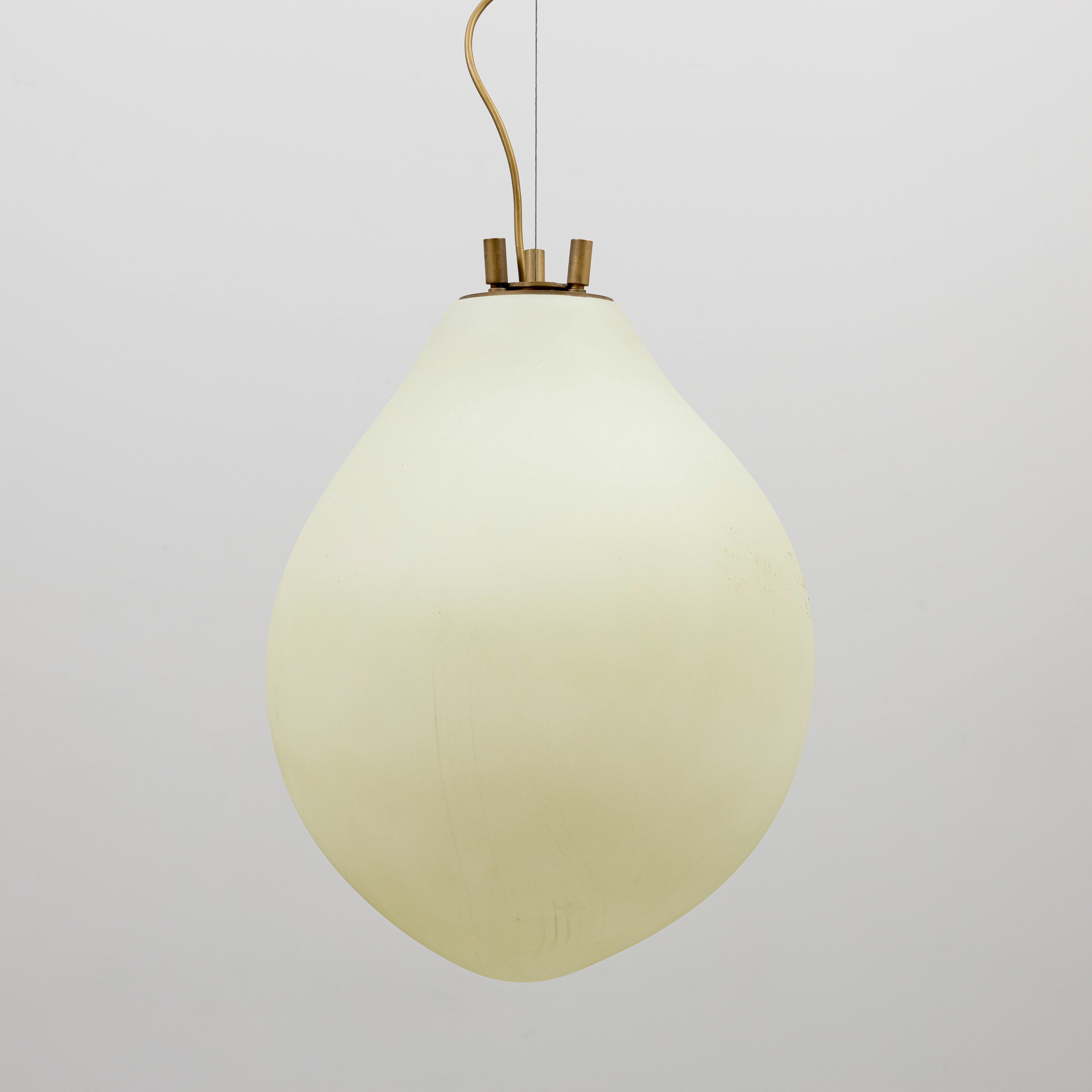 TAKLAMPA, patinerad metall med frostad glaskupa, samtida.