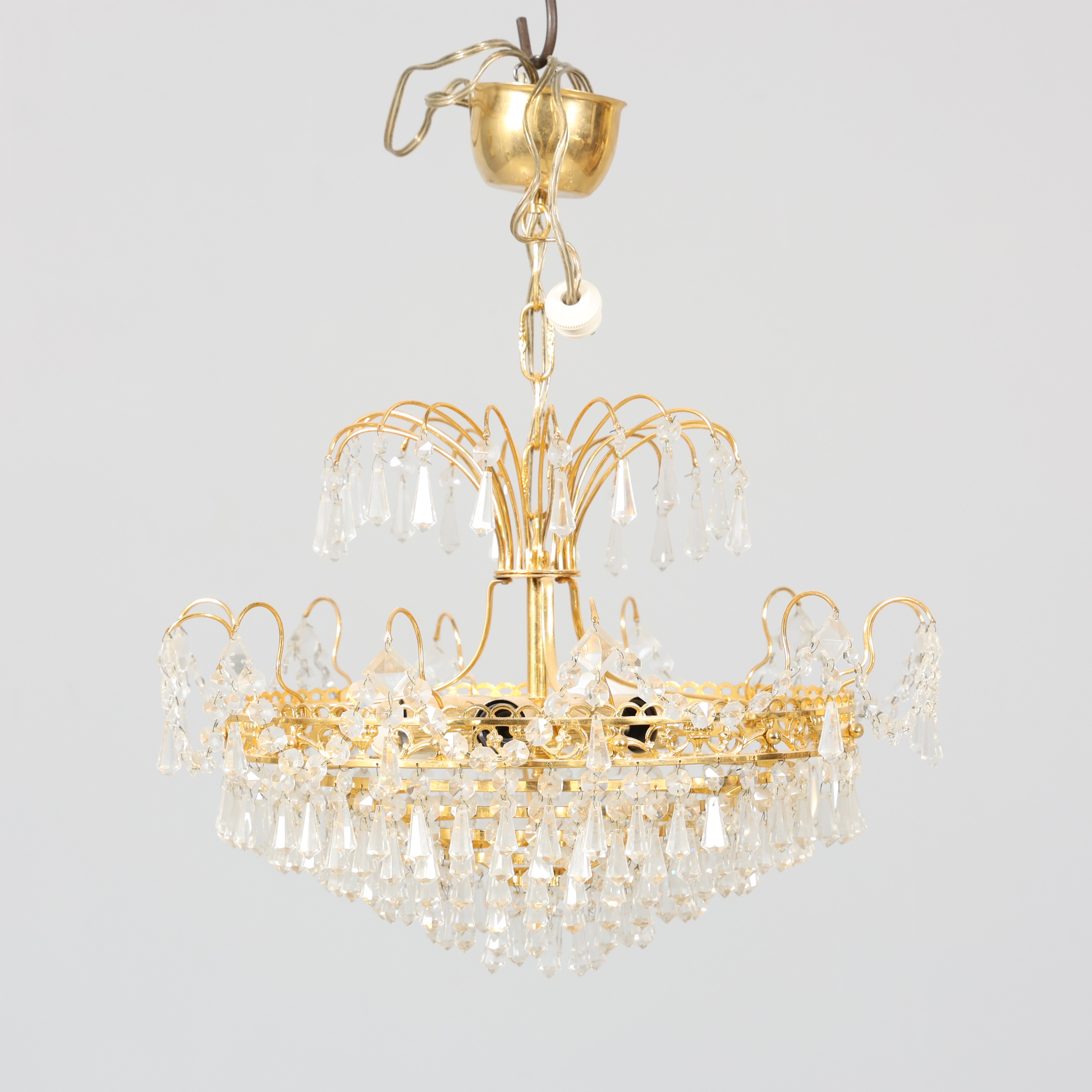 TAKLAMPA, metall samt prismor, 1900-tal.