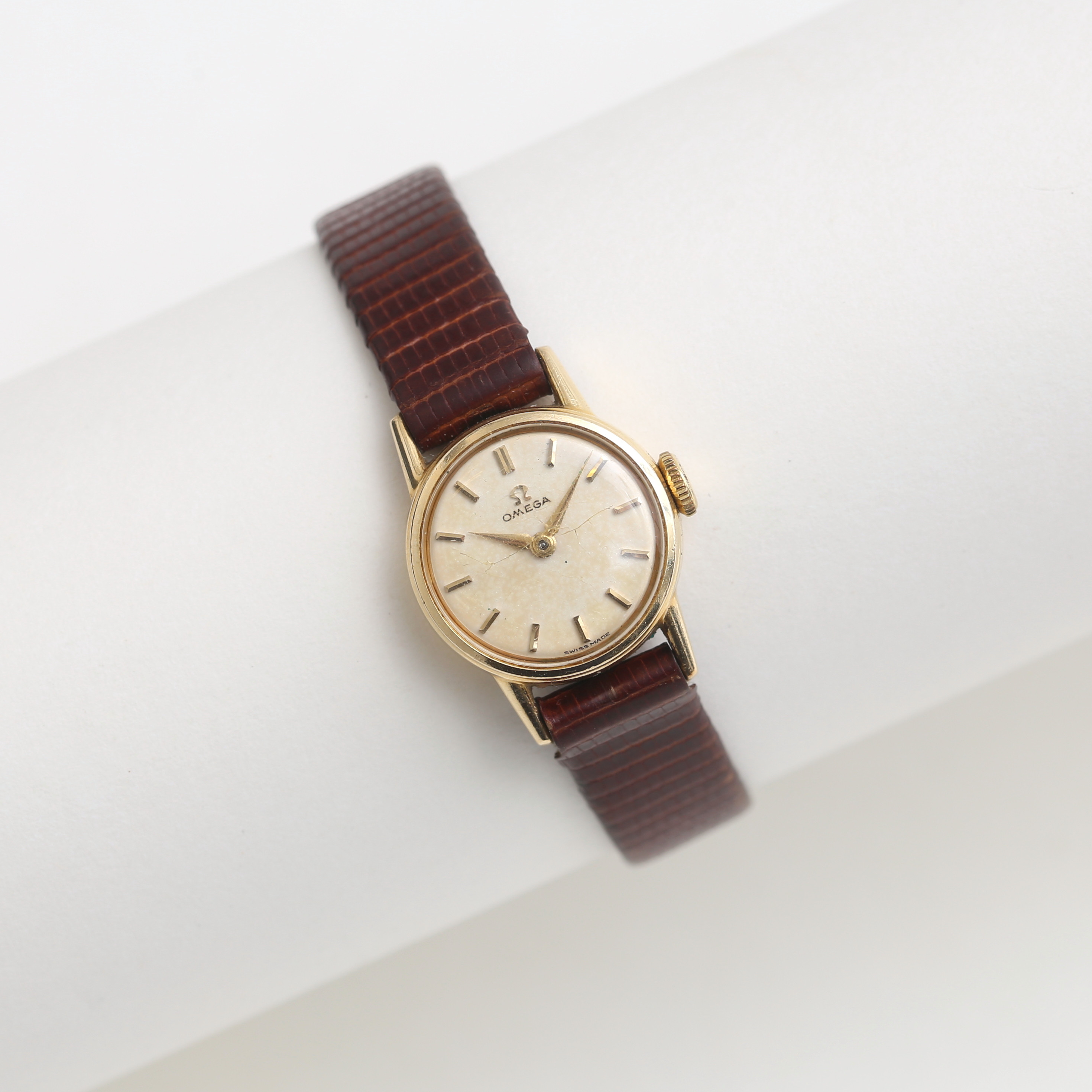 DAMARMBANDSUR, Omega, manuellt, förgylld.