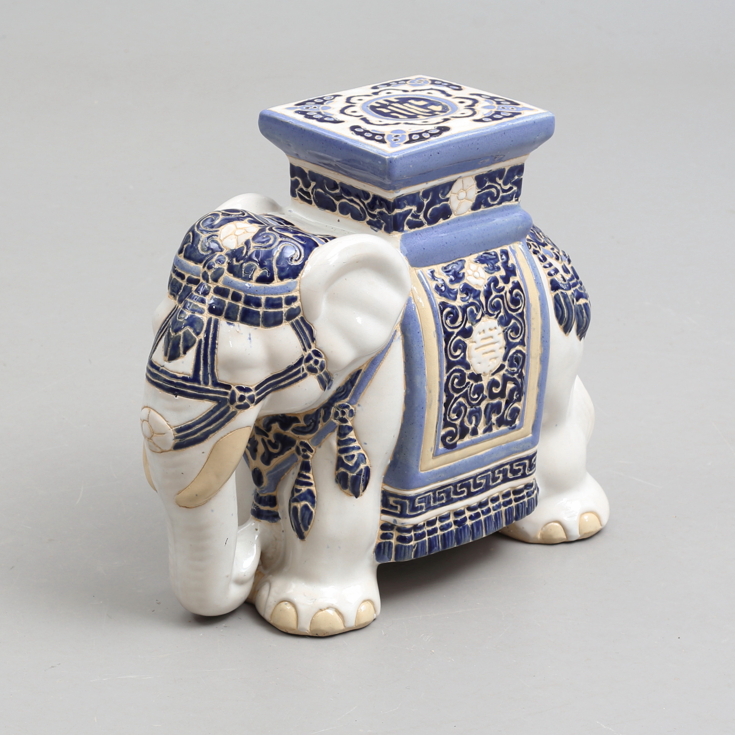 PIEDESTAL i form av elefant, porslin.