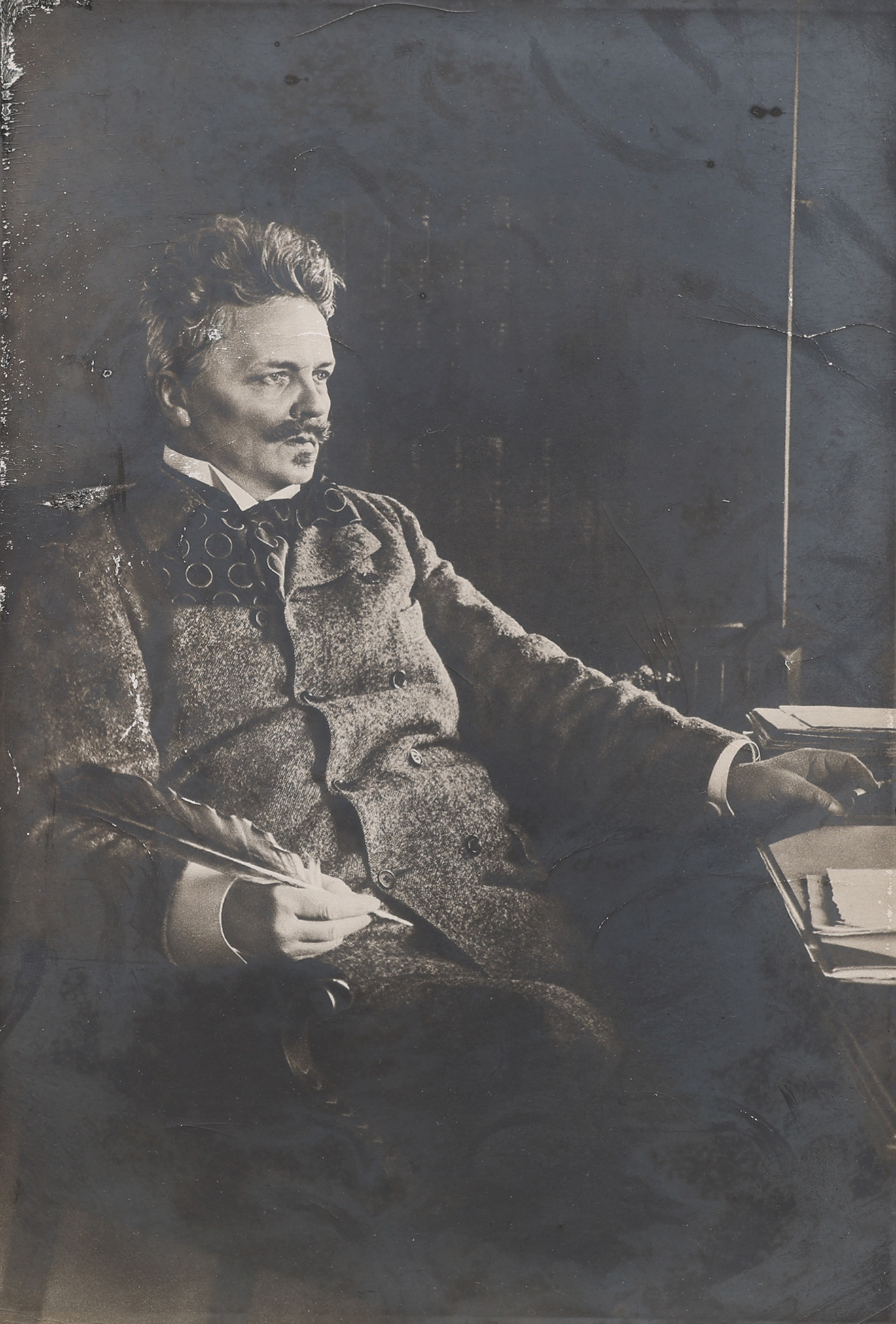 HERMAN ANDERSSON 1856-1909. SILVERGELATINKOPIA, AUGUST STRINDBERG I SITT ARBETSRUM 24 FEB 1902 KL. 14 CA., MED "ÖRNPENNA".