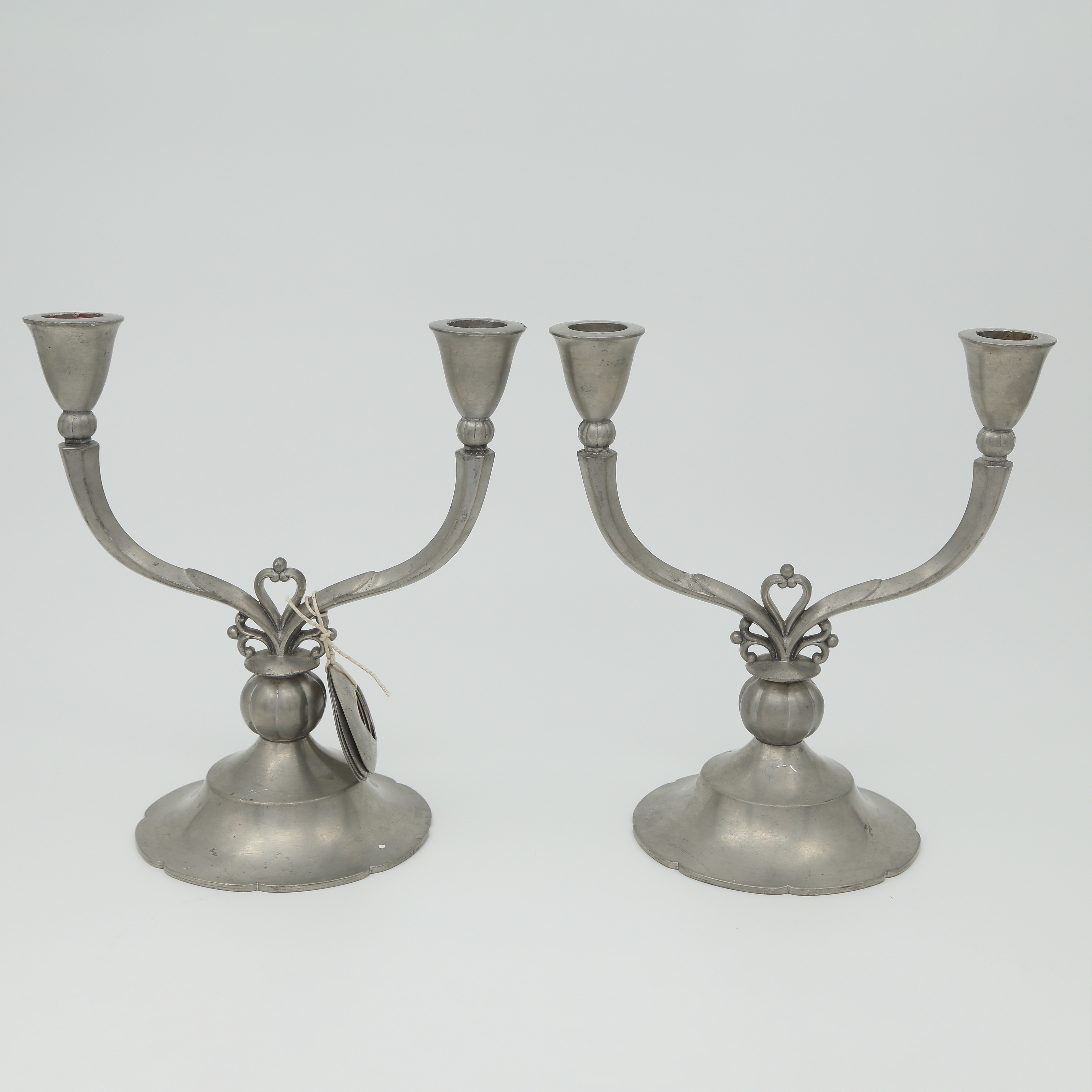 JUST ANDERSEN/GAB , PARET TENNLJUSSTAKAR MED LJUSMANSCHETTER, 1930-TAL.