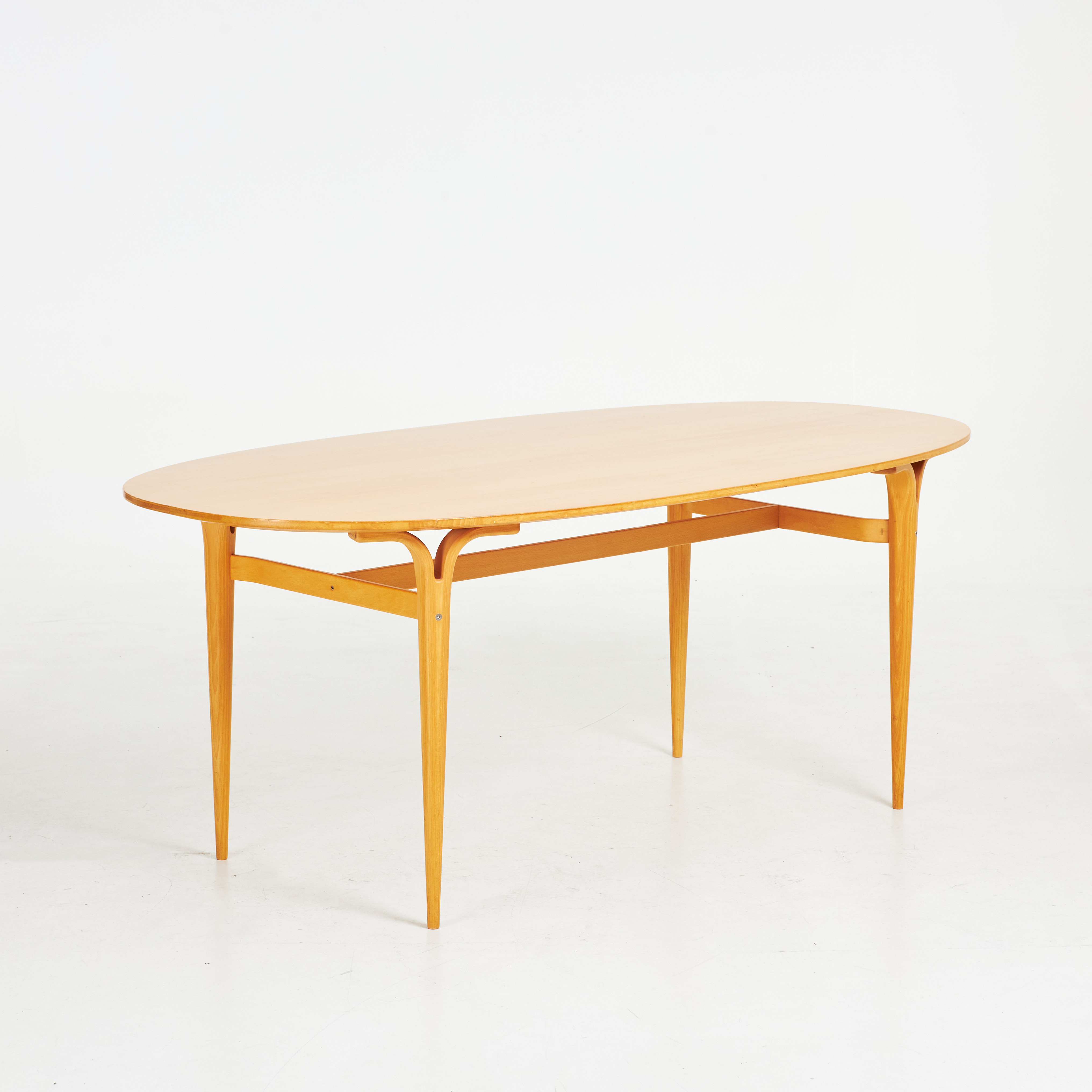 BRUNO MATHSSON/PIET HEIN. MATBORD, tvärslå undertill, bok, etikettmärkt Bruno Mathsson International.