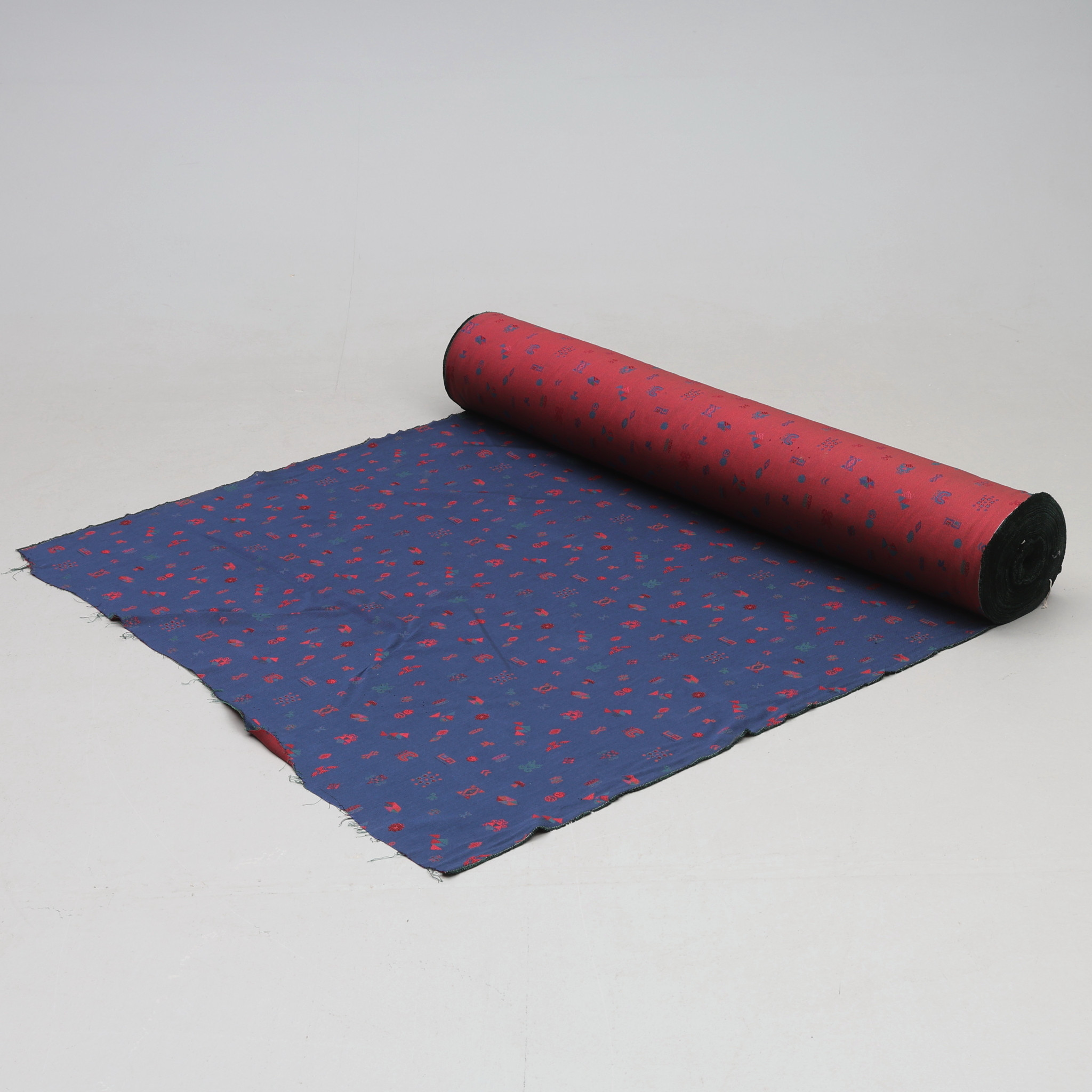 MÖBELTYG/TYGRULLE. Ca 30m.