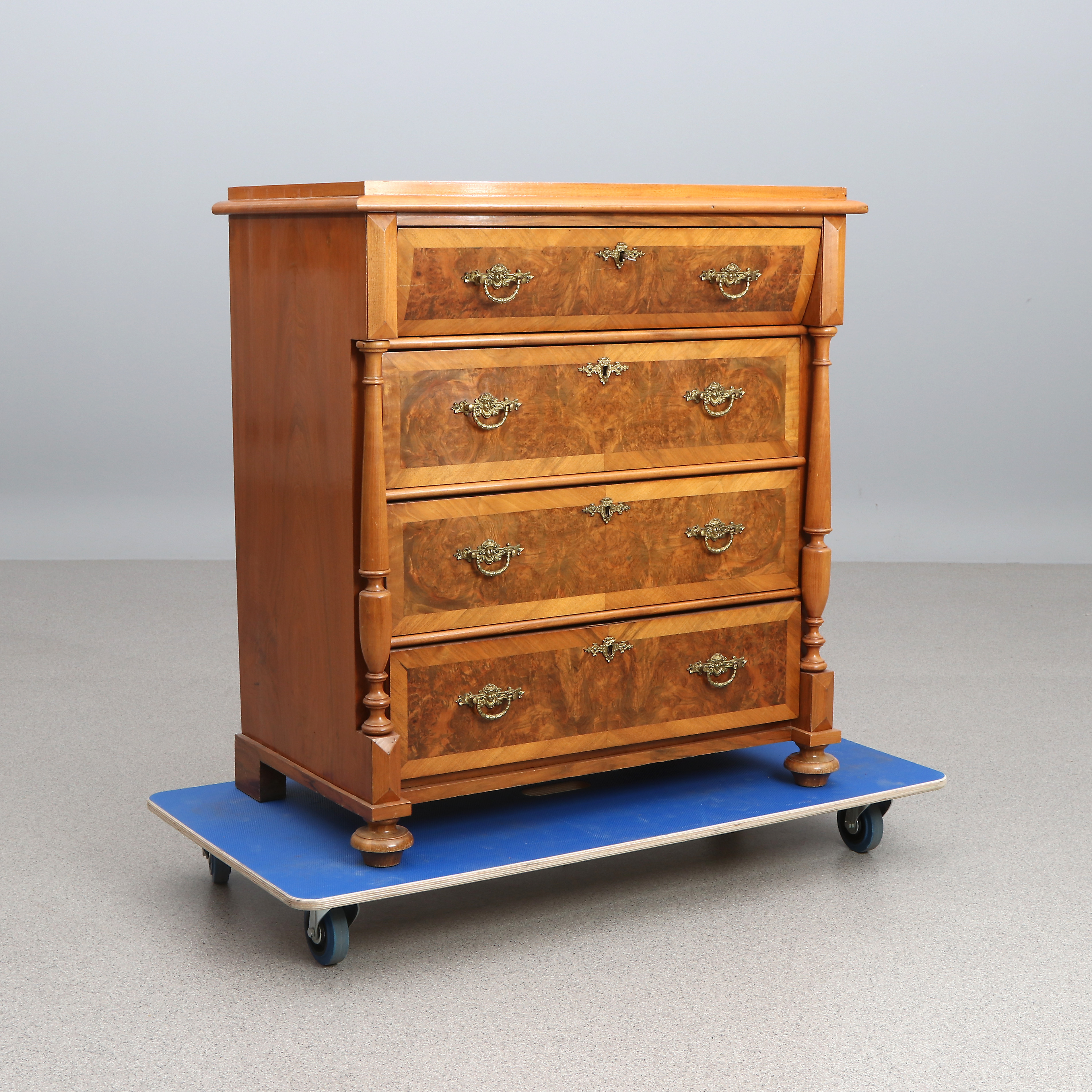 BYRÅ. Valnöt och valnötsrot. Nyrenässans, omkring år 1900.