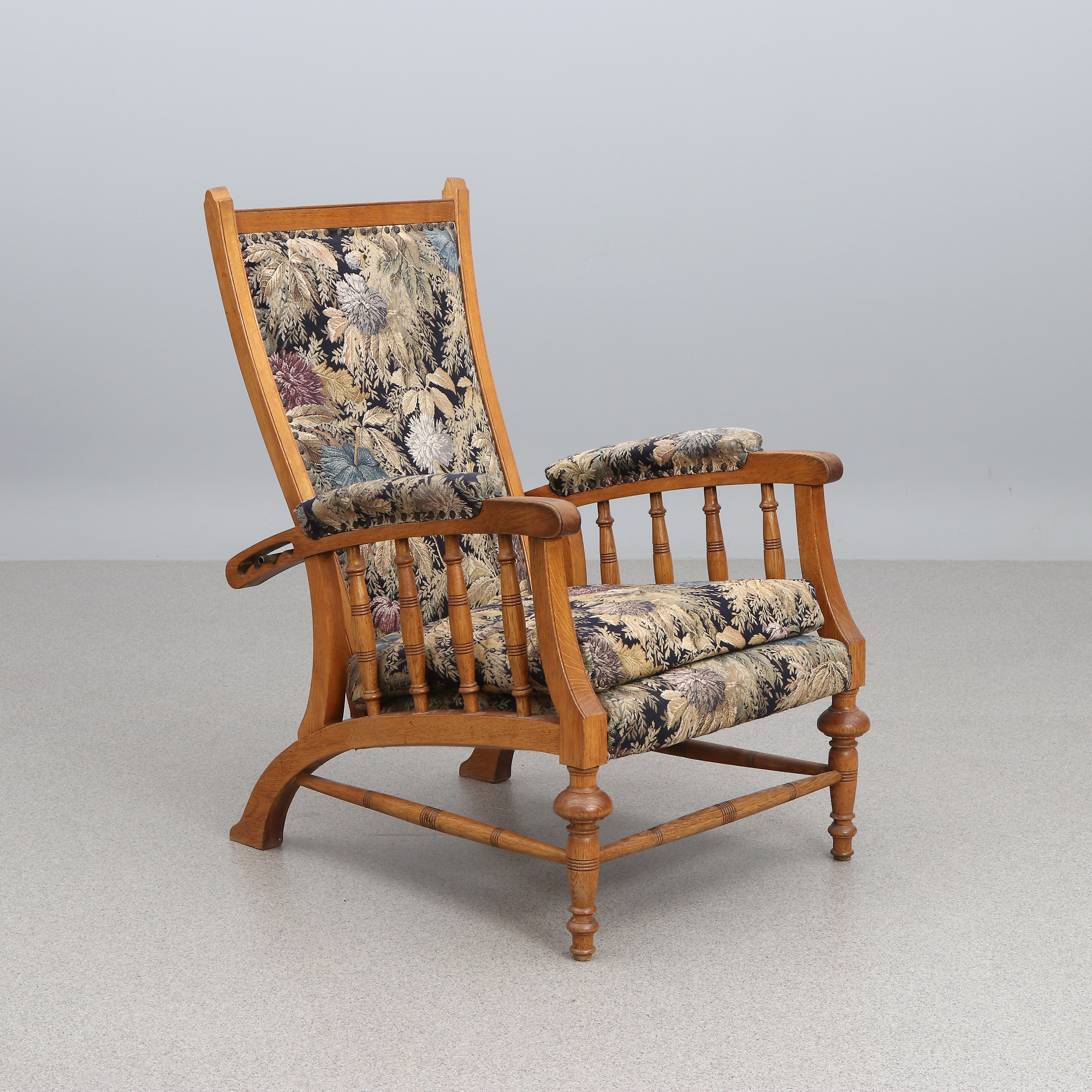 KARMFÅTÖLJ. Ek med textilklädsel. Jugend, tidigt 1900-tal. Med ställbar rygg.