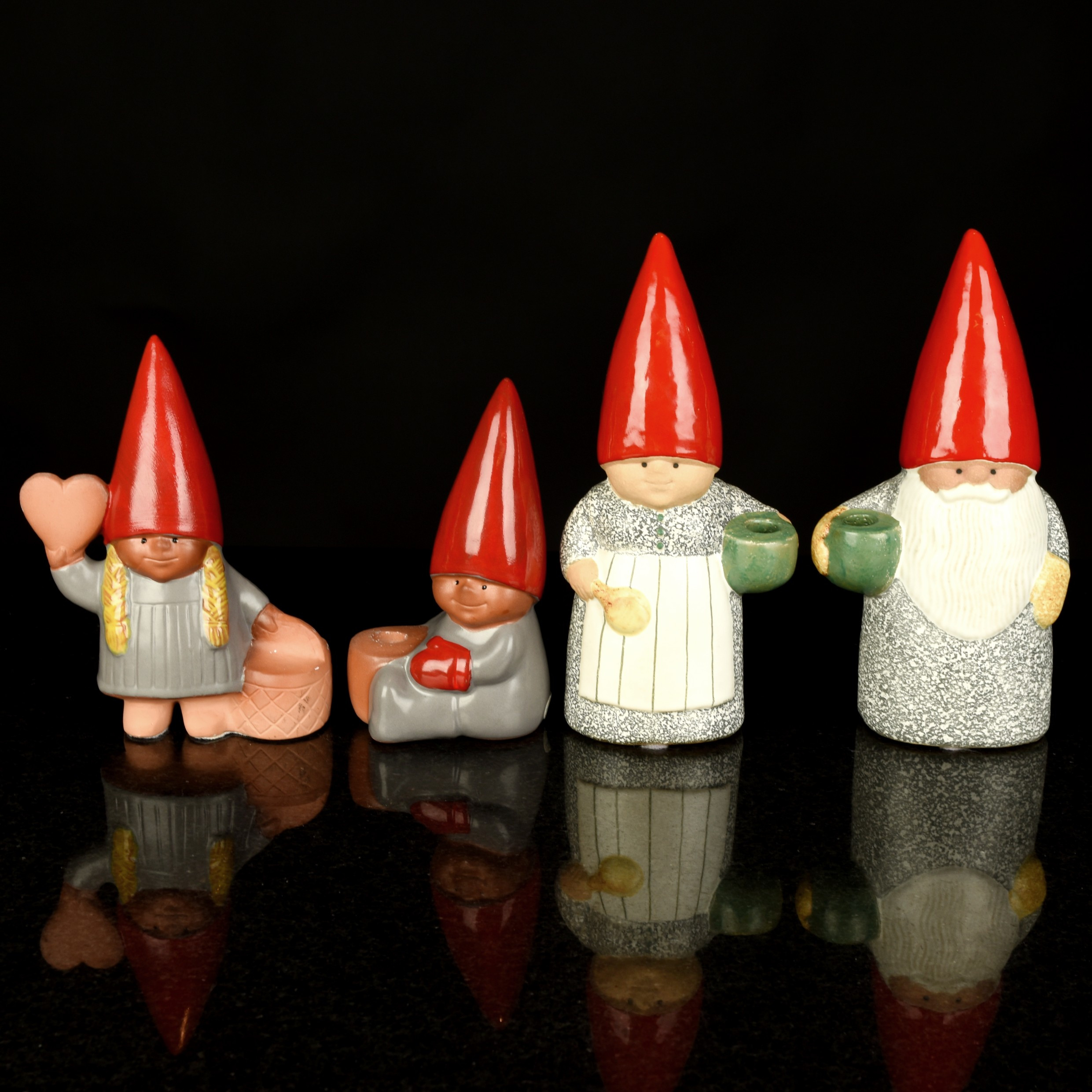 LISA LARSON. Figuriner, "Tomtefamilj", (4st), Stengods, Gustavsberg/K-studion.