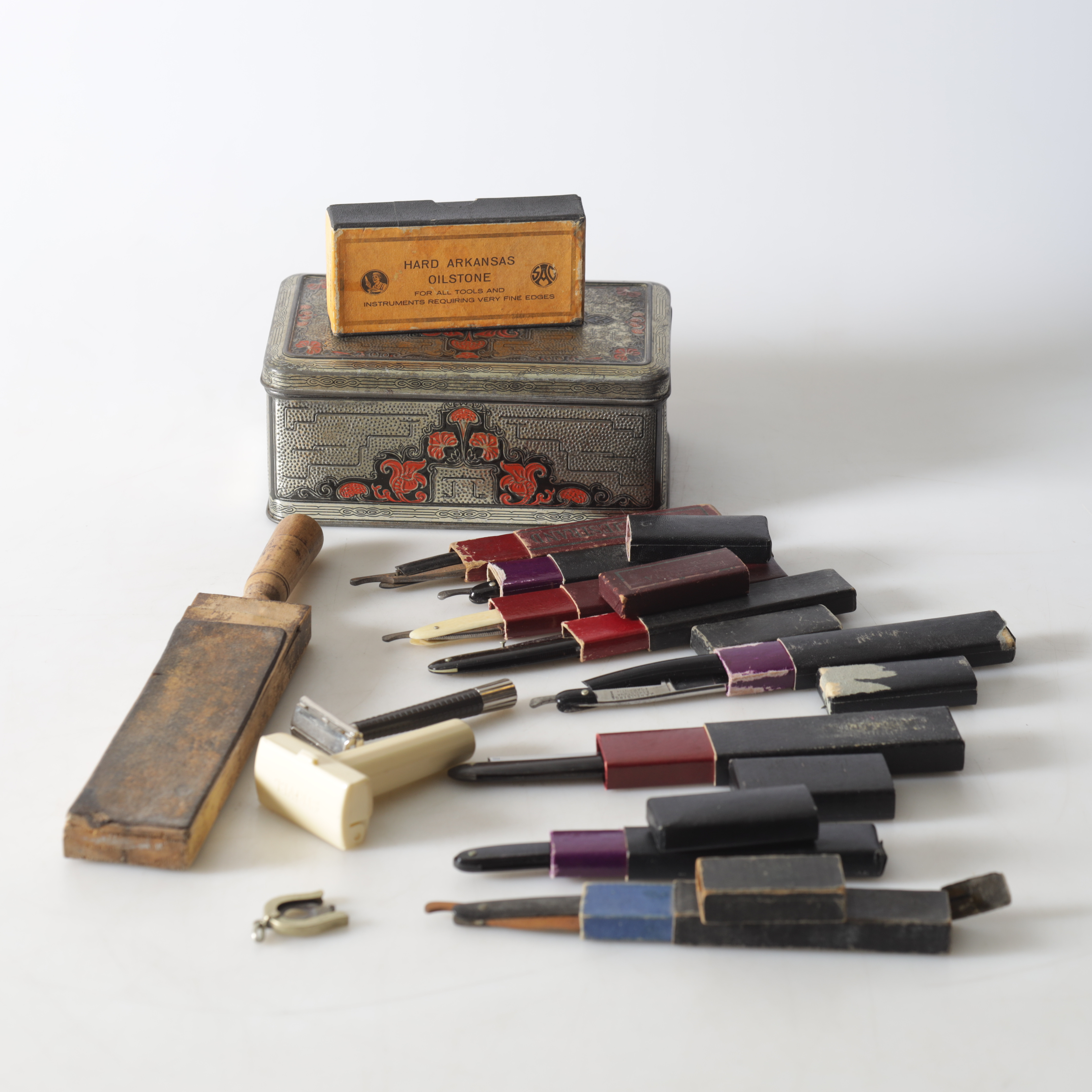 RAKKNIVAR, -HYVLAR & TILLBEHÖR, 12 delar, 1900-tal.