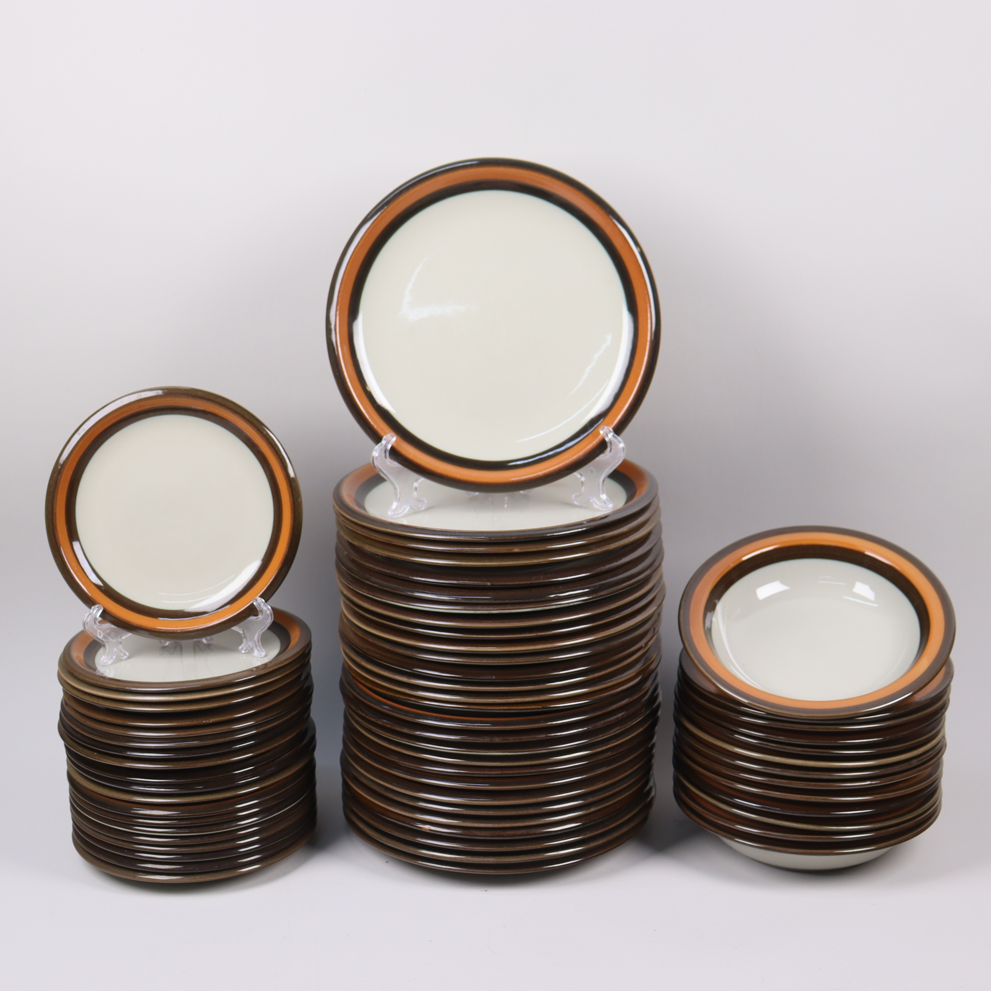 MARIANNE WESTMAN. "Annika", Rörstrand, tallrikar i stengods, 61 delar.