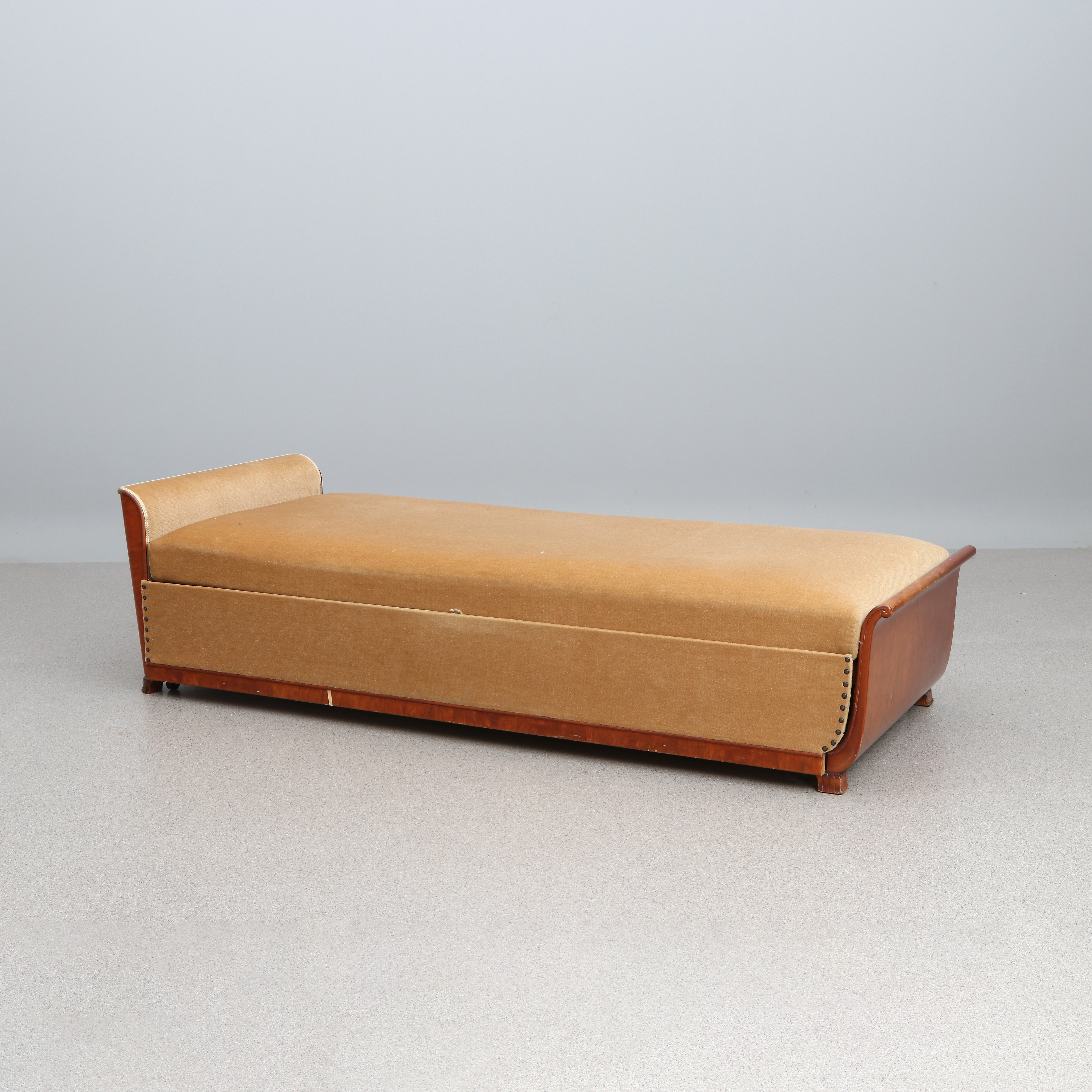 DAGBÄDD. Björk med plyschklädsel. Swedish modern, 1930/40-tal.