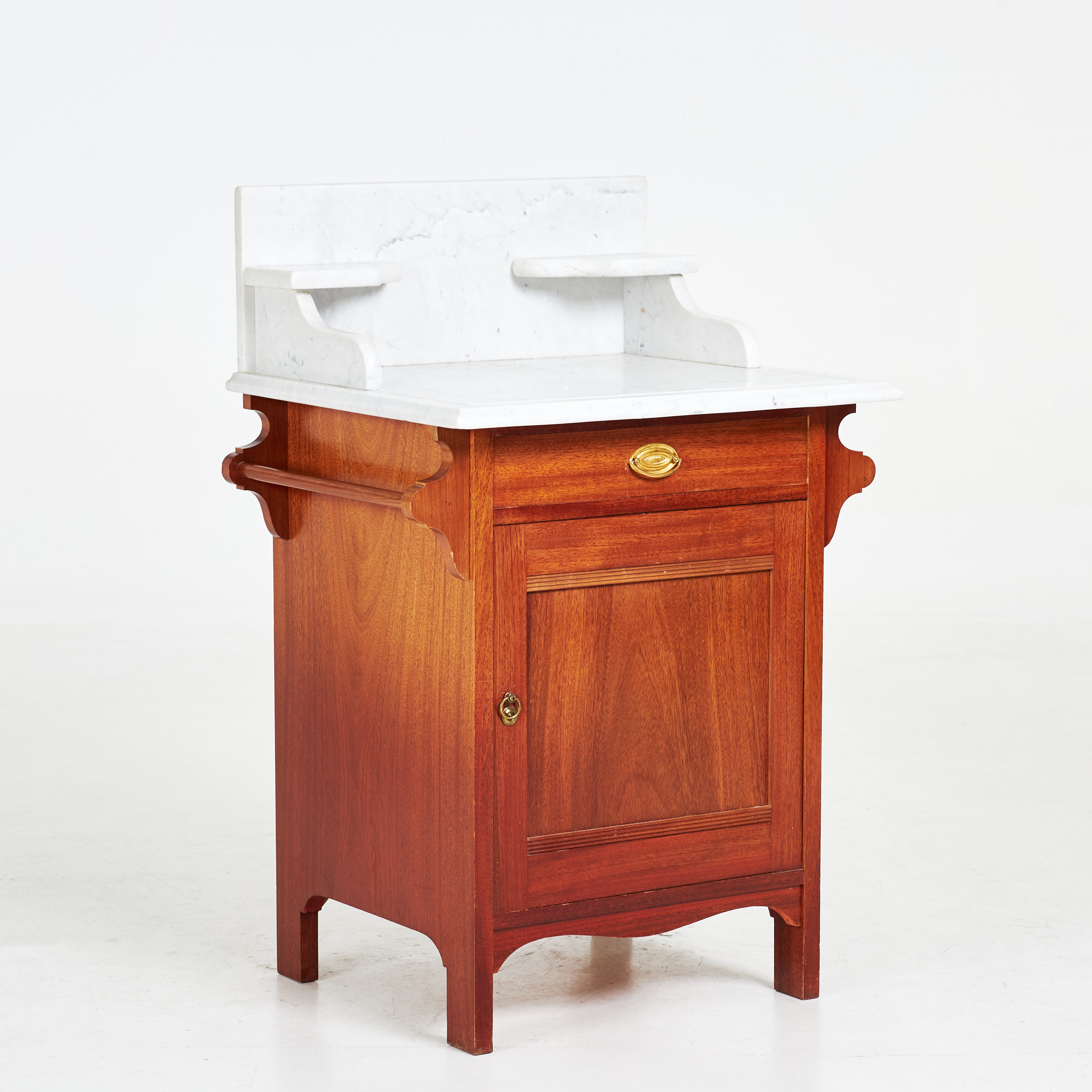 LAVOAR/KOMMOD, Jugend, betsad ek, toppskiva i marmor, med uppsats, beslag i gmässing.