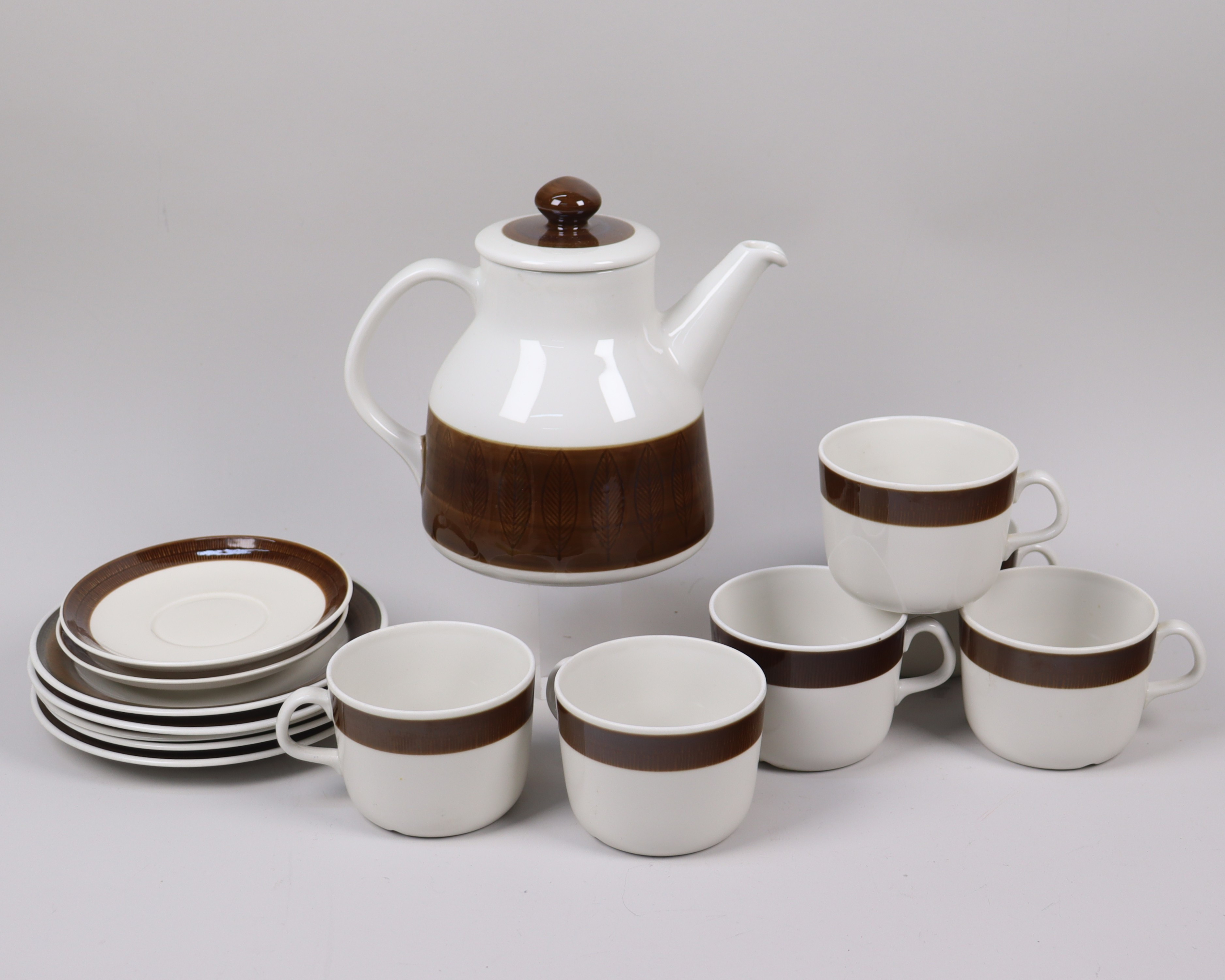 HERTHA BENGTSON. "Koka Brun", te -/kaffekanna, tekoppar och fat, 14 delar.