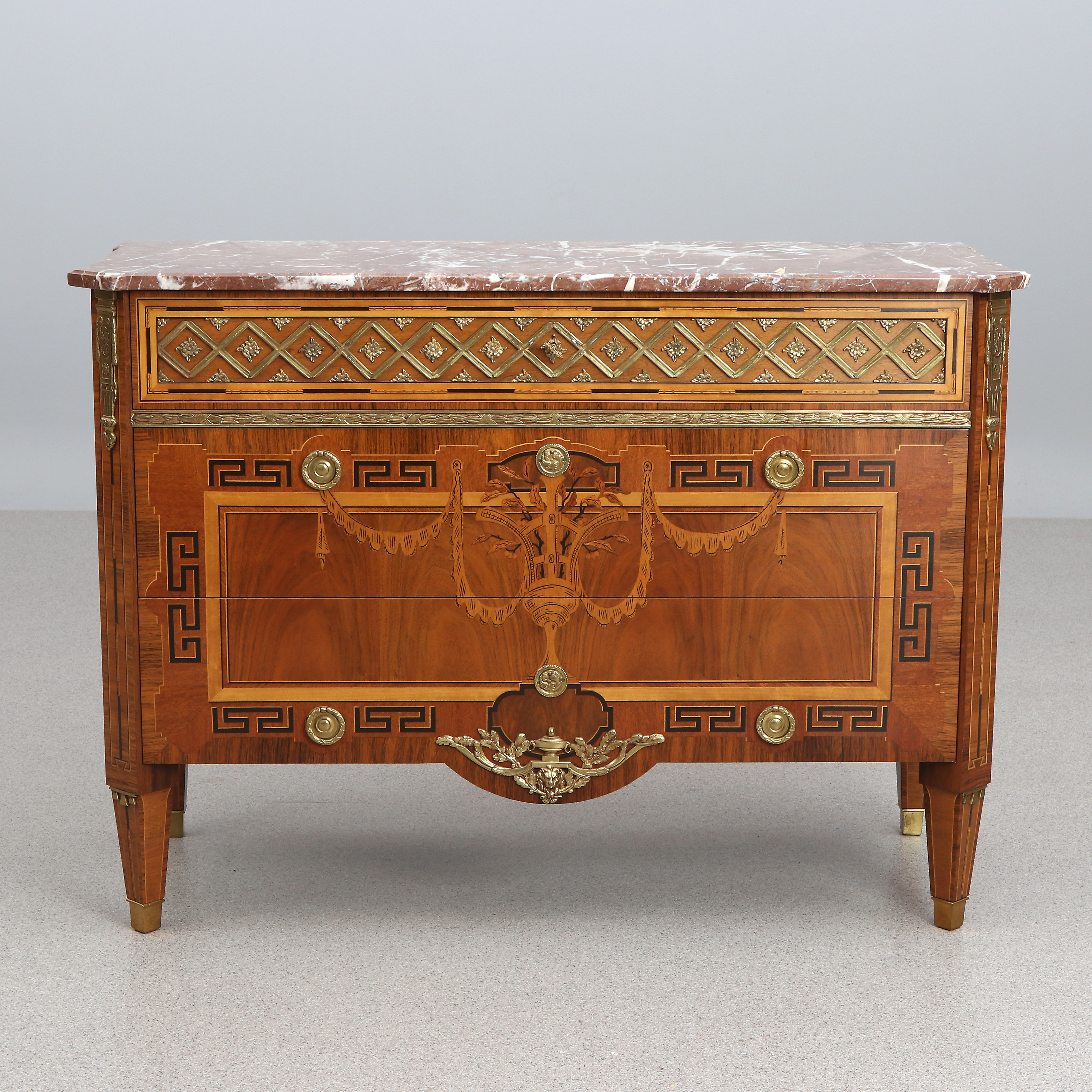 BYRÅ MED MARMORSKIVA. Valnöt och magogny med intarsiadekor och förgyllda mässingsbeslag. Hauptstil, 1900-tal.