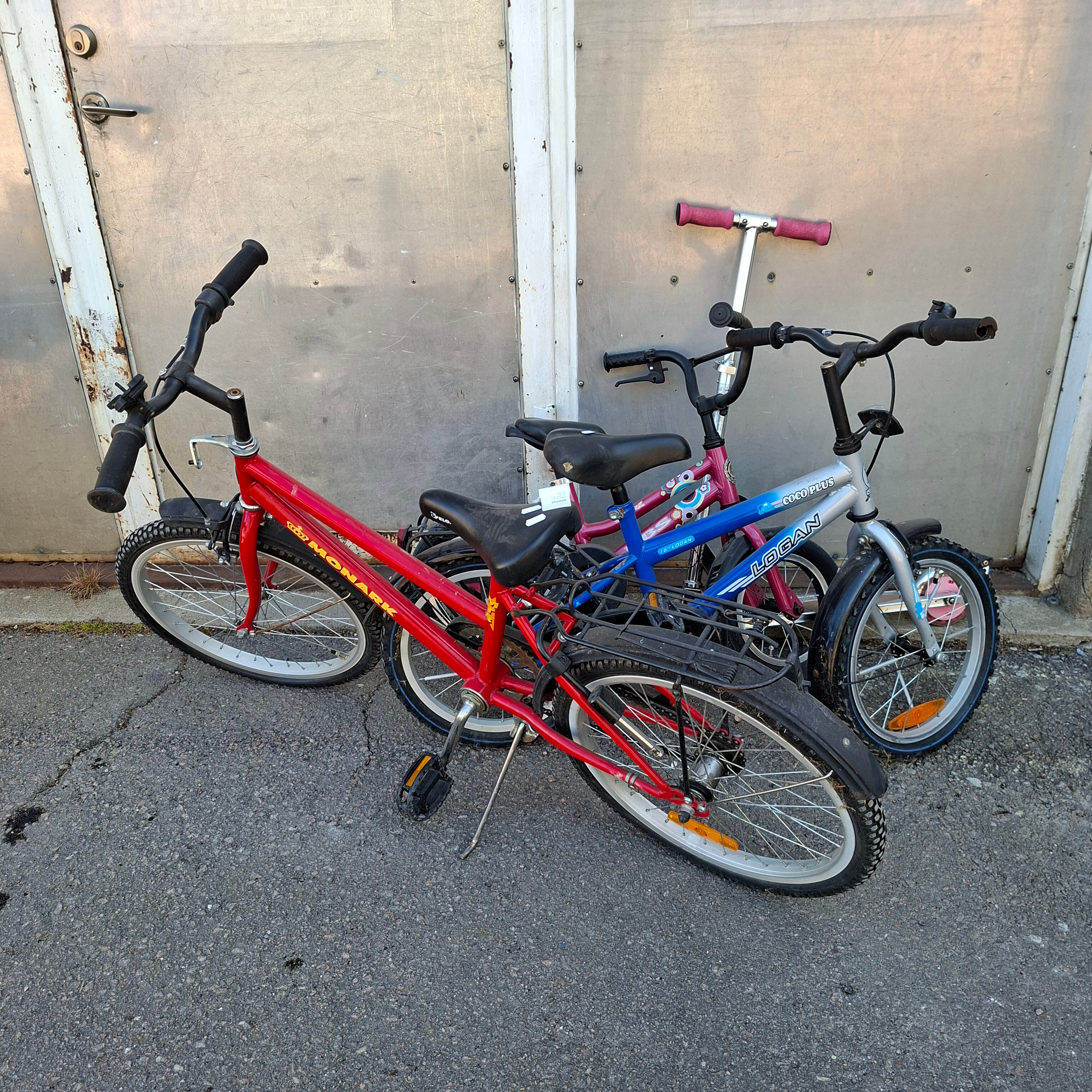 BARNCYKLAR, 3 st, bland annat Monark, KICKBIKE, Razor.