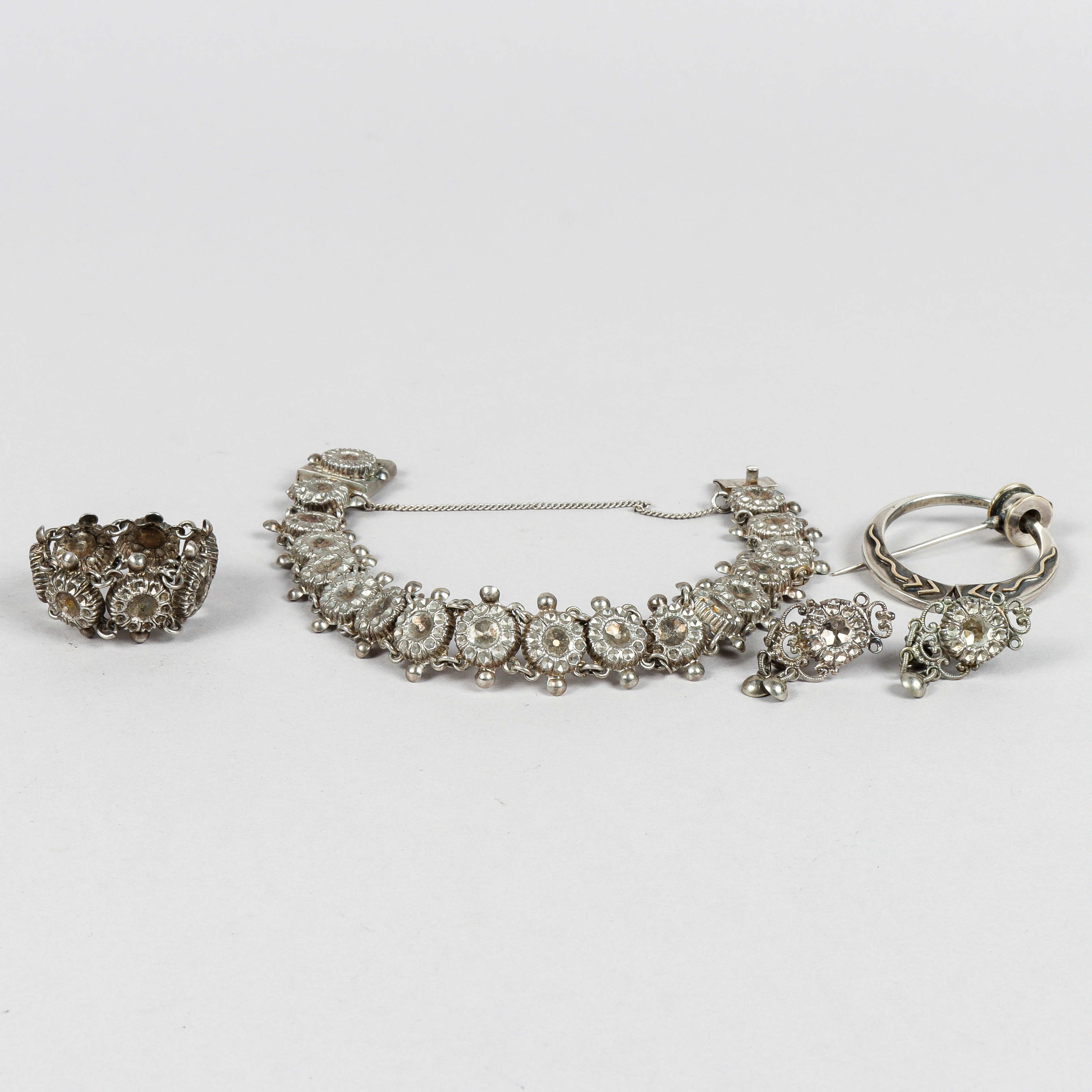 SMYCKESET 4 delar silver samt dräktbrosch silver.