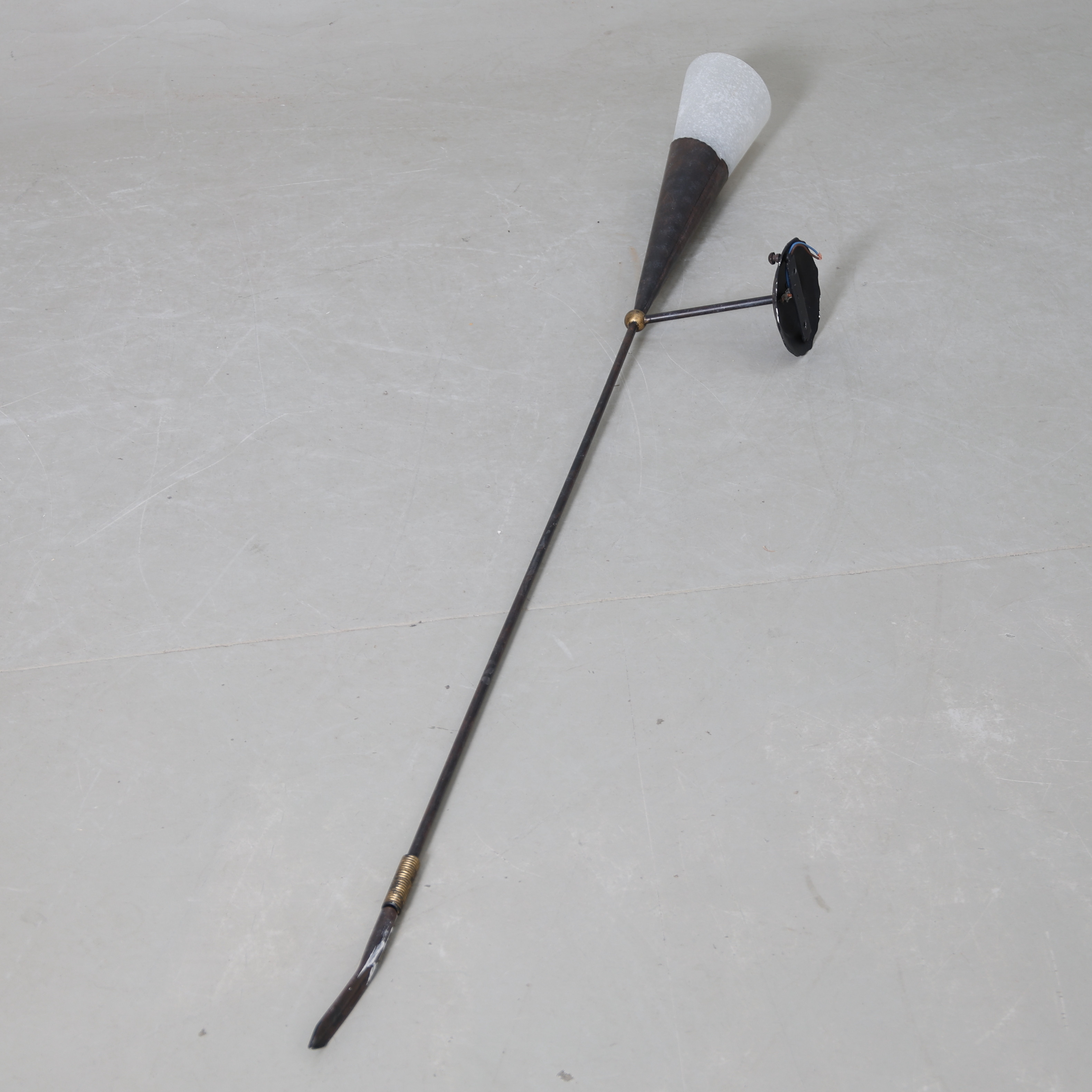 VÄGGLAMPA, patinerad metall och glas, samtida.