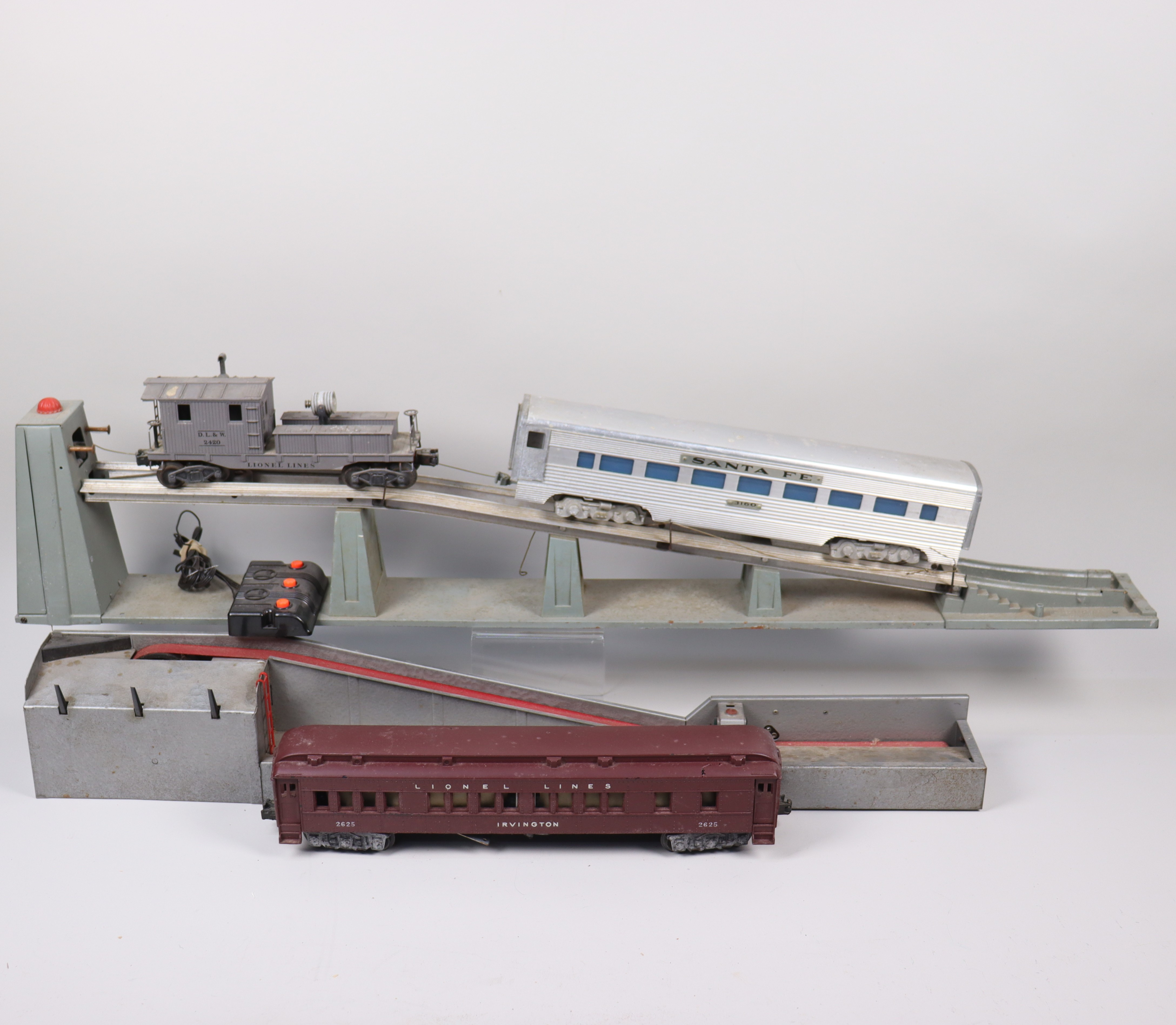 MODELLJÄRNVÄG, Lionel och AMT, USA, Coal Ramp, Lumber Loader, Searchlight Wrecking Car mm, 1950-tal.