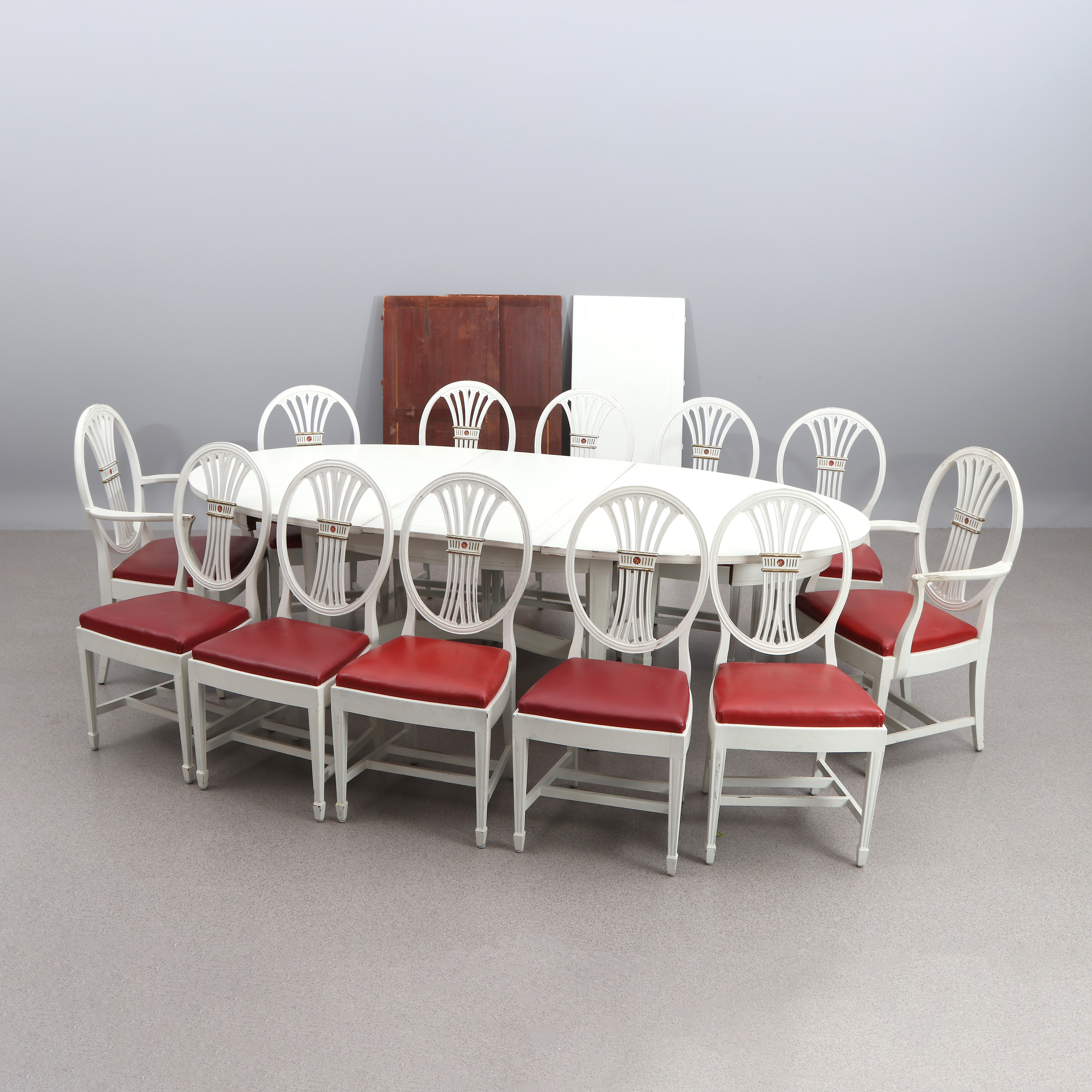 NORDISKA KOMPANIET, MATGRUPP, 13 DELAR. Bemålat trä. Gustaviansk stil, 1900-talets första hälft.