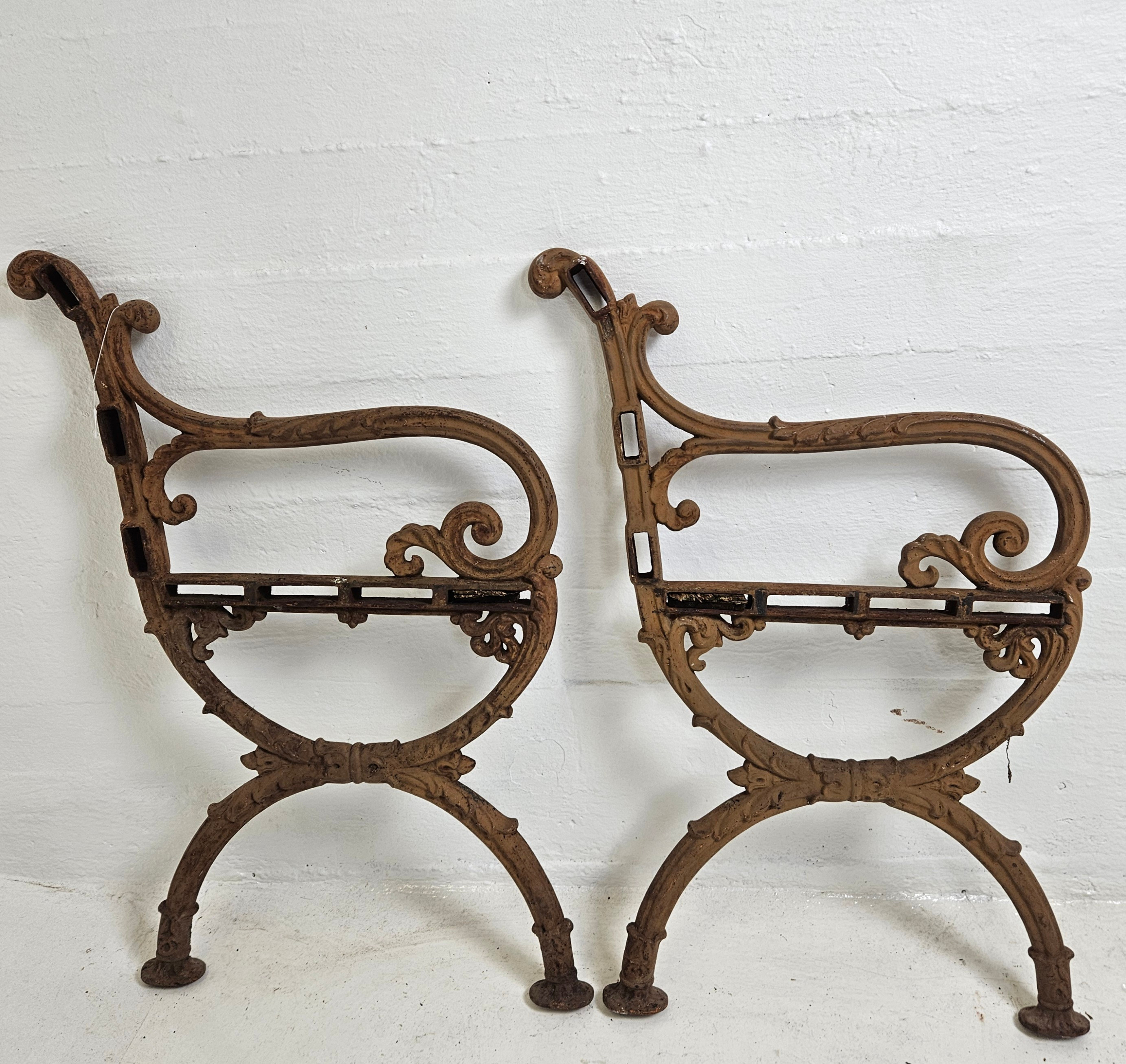 GJUTJÄRNSGAVLAR, ett par, till trädgårdssoffa 1900-talets första hälft.