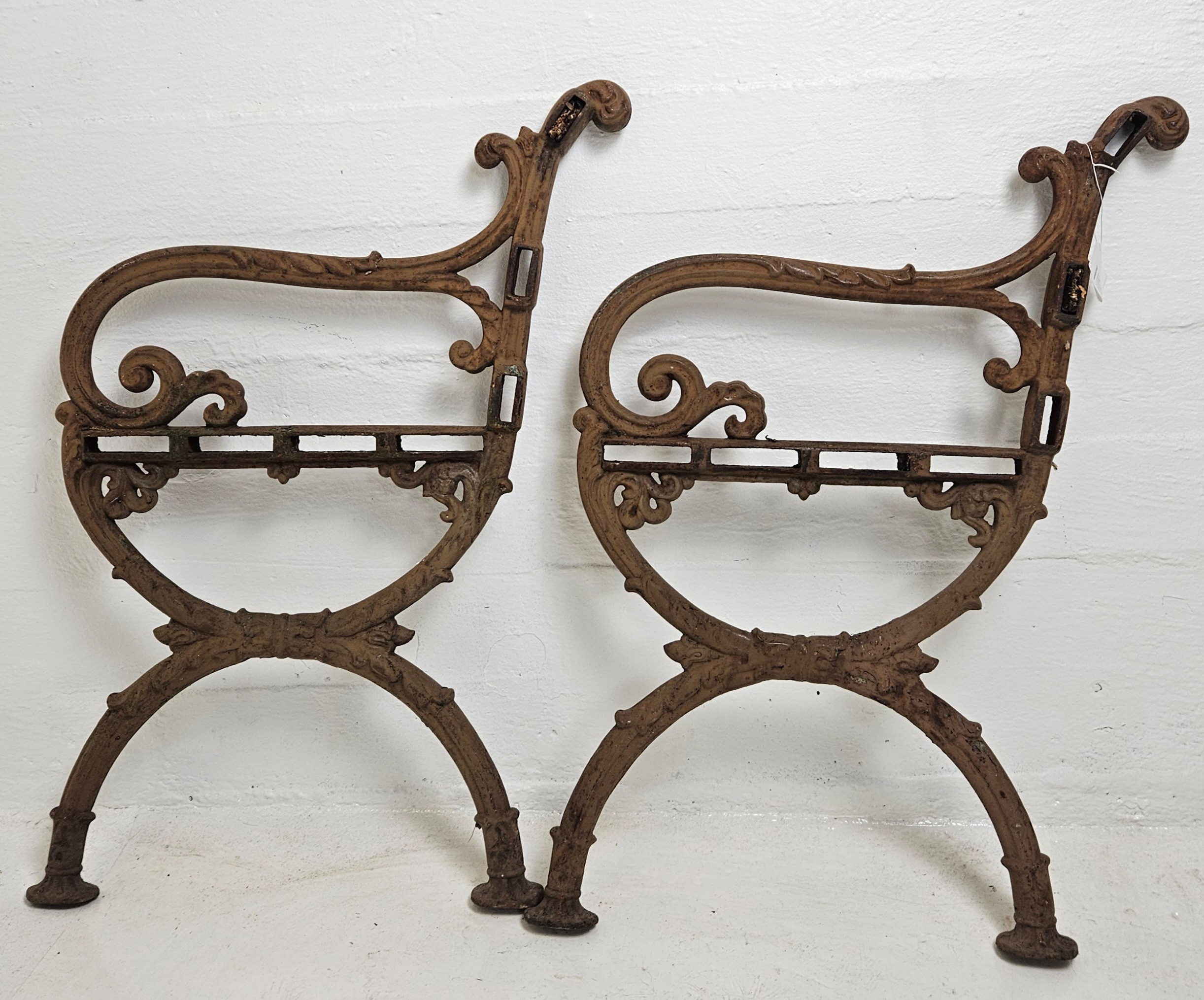 GJUTJÄRNSGAVLAR, ett par, till trädgårdssoffa 1900-talets första hälft.