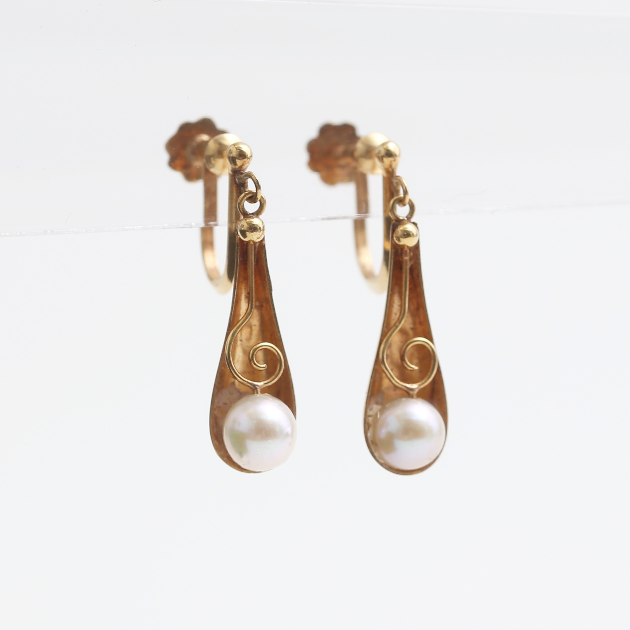 ÖRHÄNGE, ett par 18 k guld med pärla, 2,46 gram.