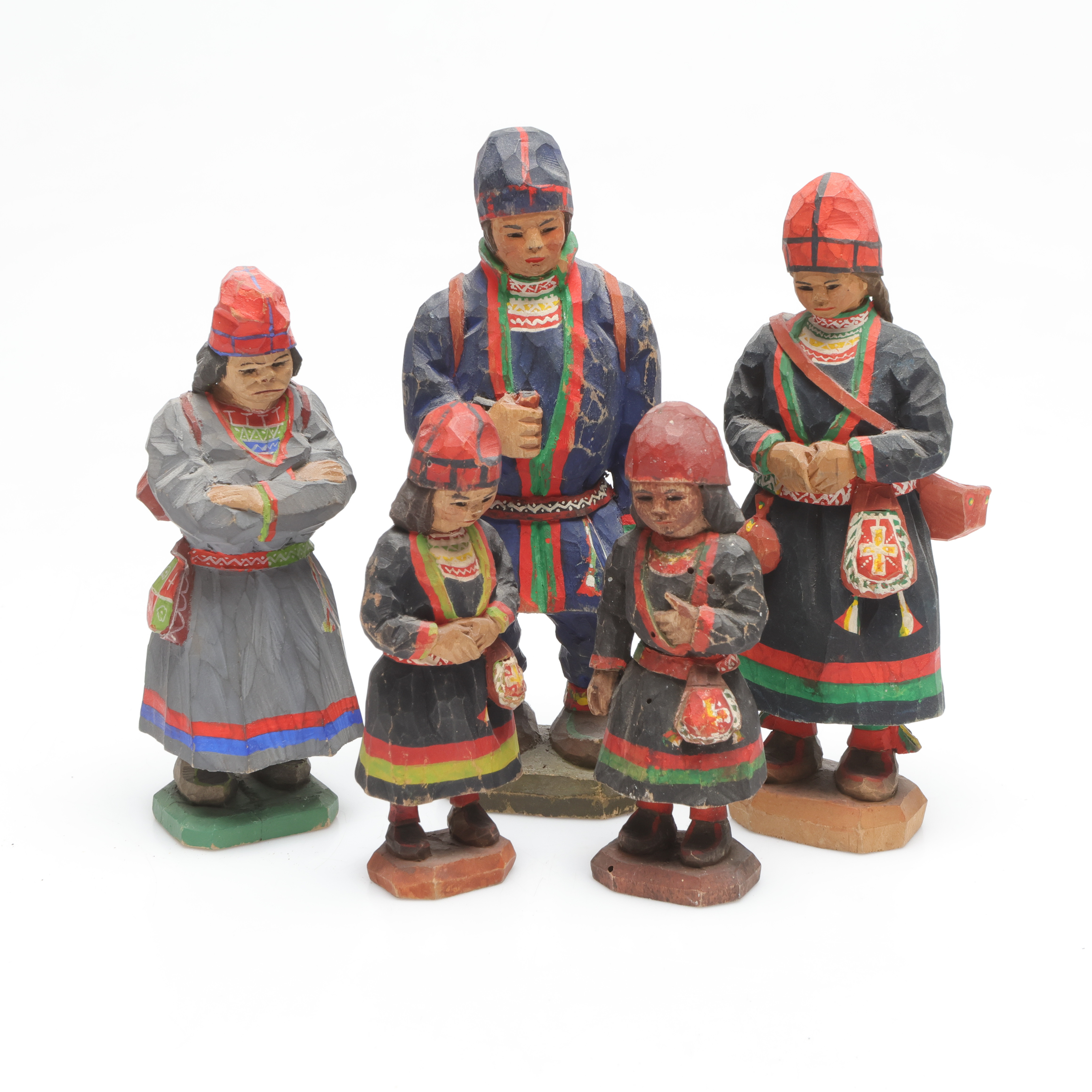 SKULPTURER, 5 st, snidat trä, mestadels Torborg Lindberg.